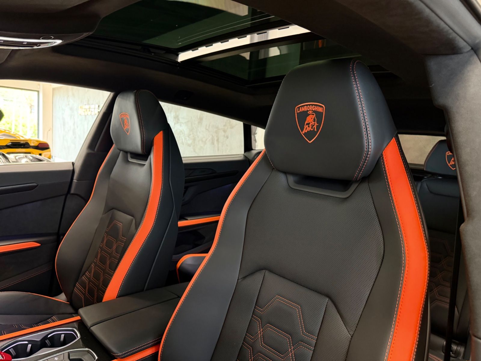 Fahrzeugabbildung Lamborghini URUS SE BIG-CARBONPACK B&O MASSAGE PR26 FULLOPT!