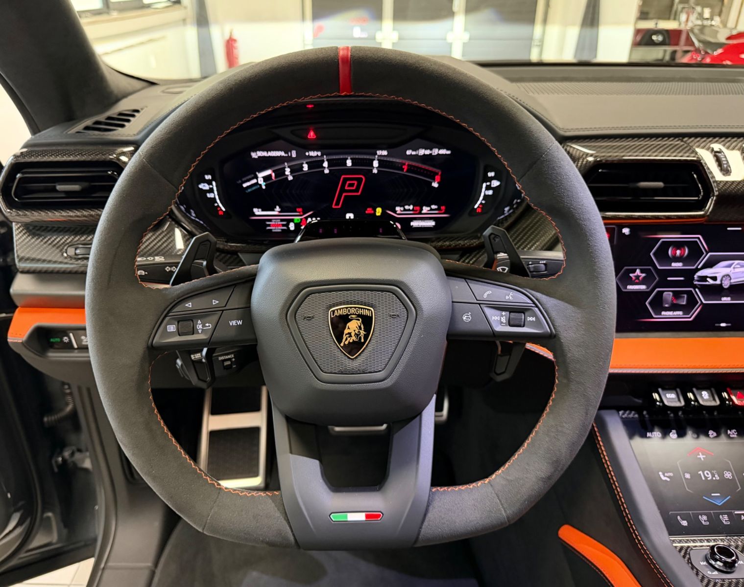 Fahrzeugabbildung Lamborghini URUS SE BIG-CARBONPACK B&O MASSAGE PR26 FULLOPT!