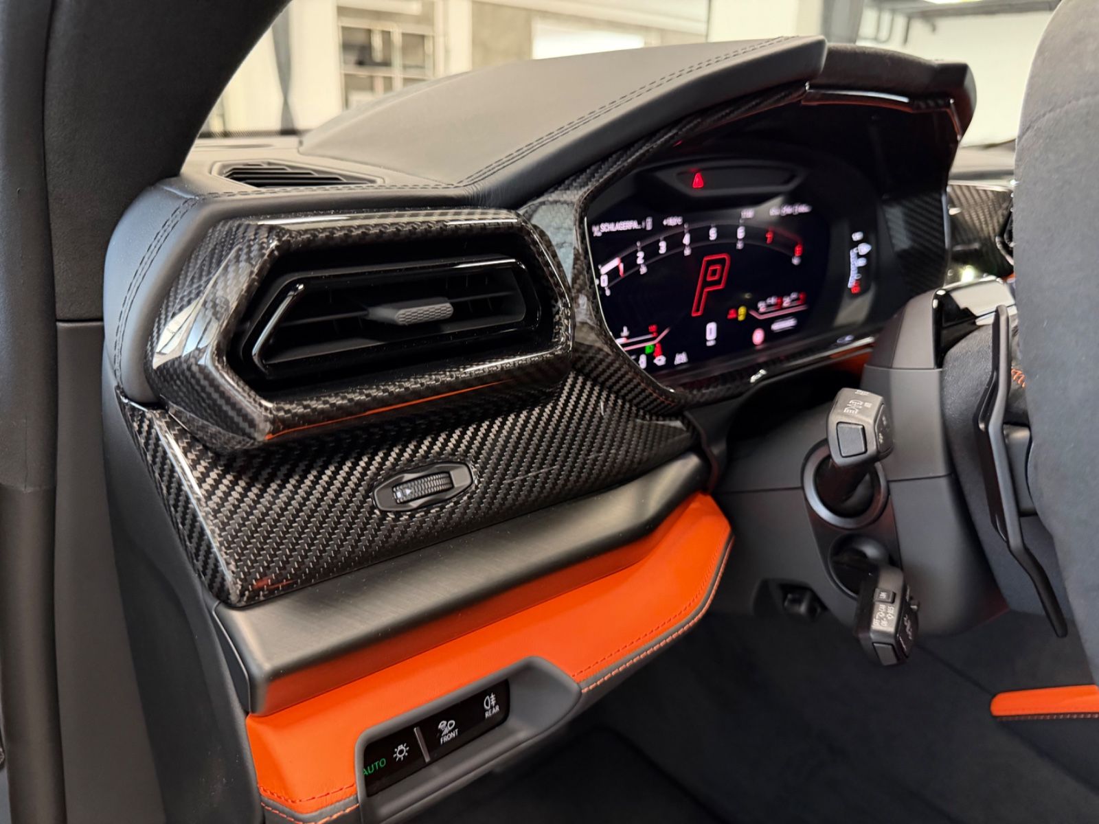 Fahrzeugabbildung Lamborghini URUS SE BIG-CARBONPACK B&O MASSAGE PR26 FULLOPT!