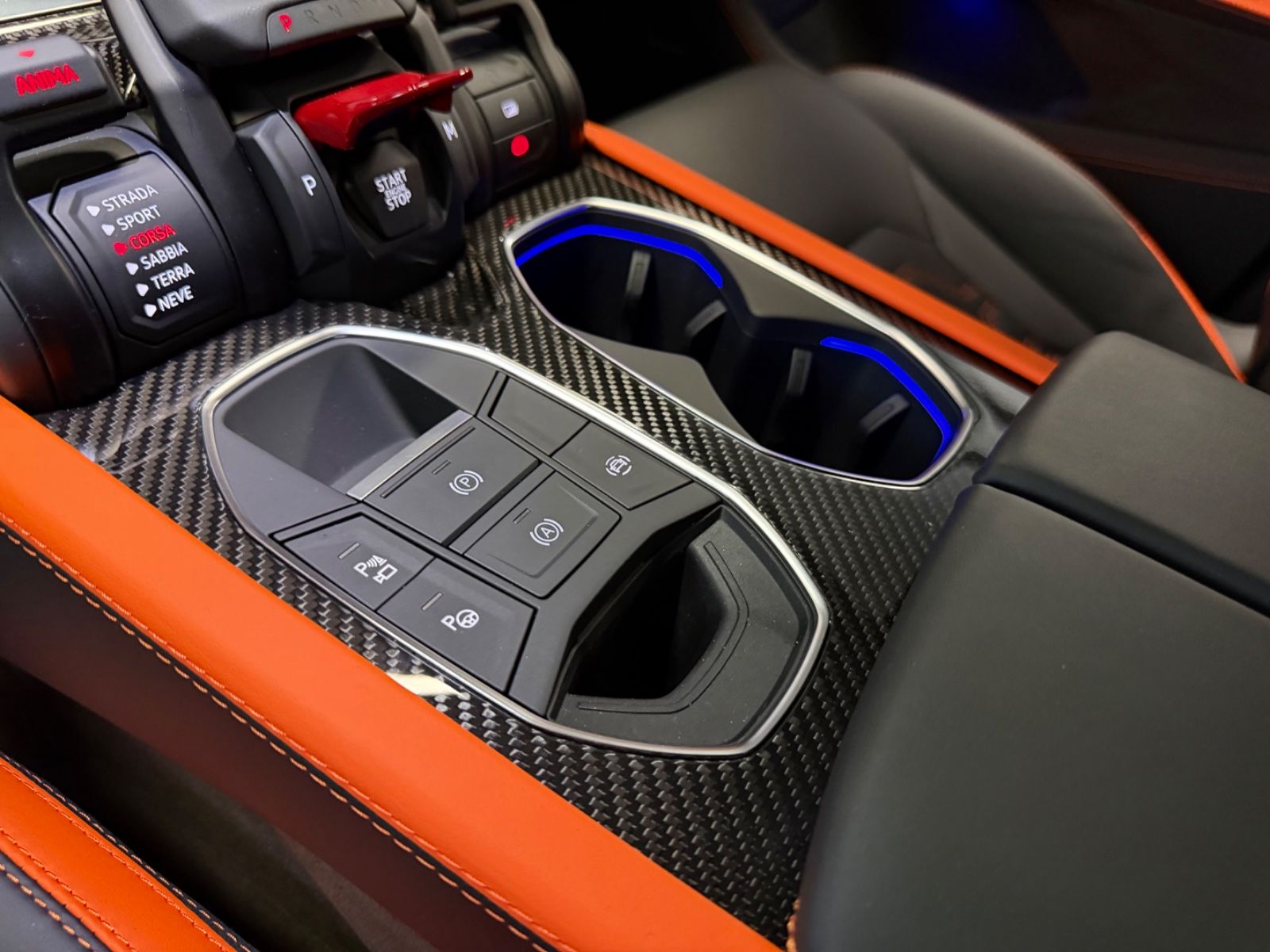 Fahrzeugabbildung Lamborghini URUS SE BIG-CARBONPACK B&O MASSAGE PR26 FULLOPT!