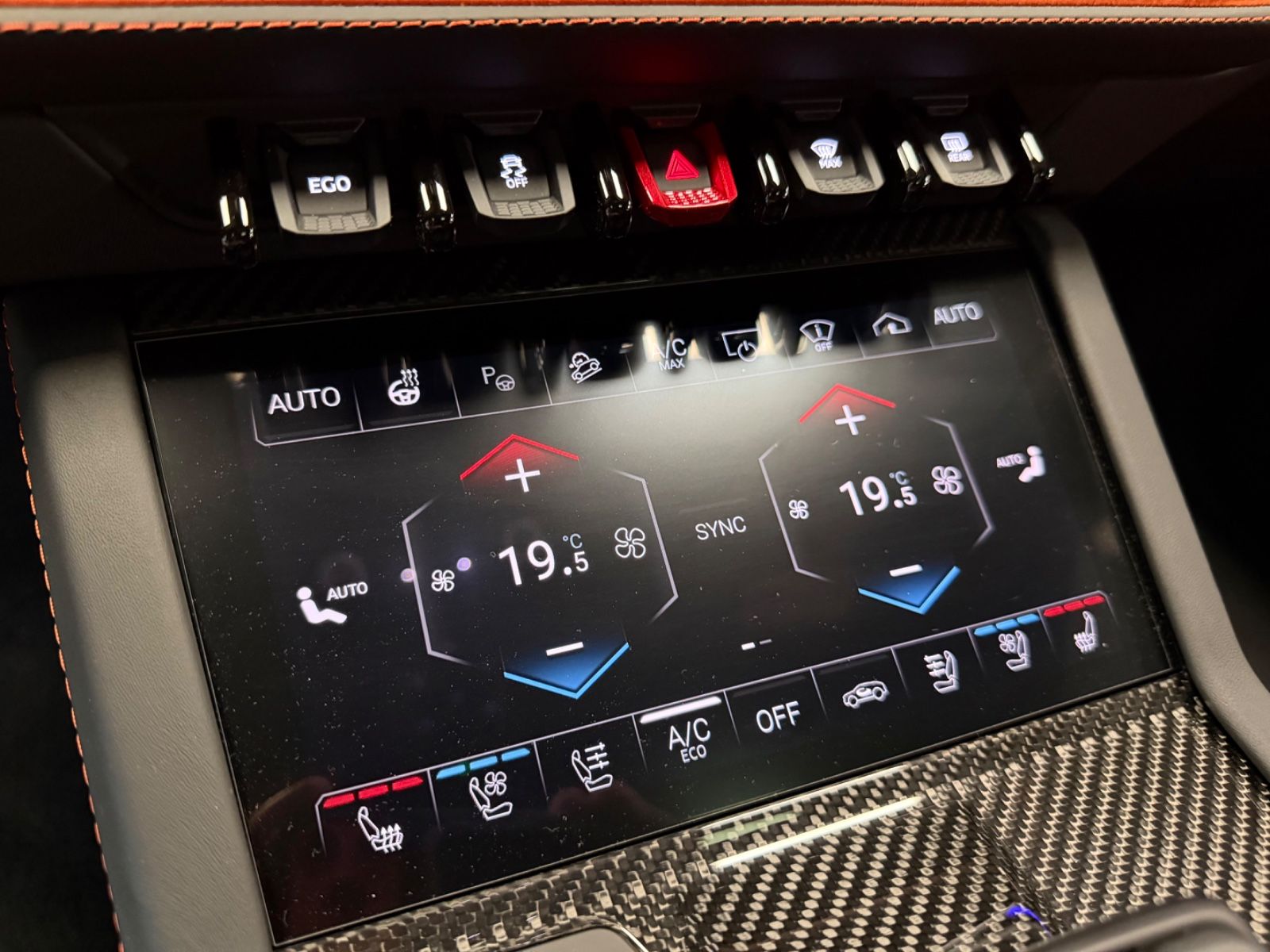 Fahrzeugabbildung Lamborghini URUS SE BIG-CARBONPACK B&O MASSAGE PR26 FULLOPT!