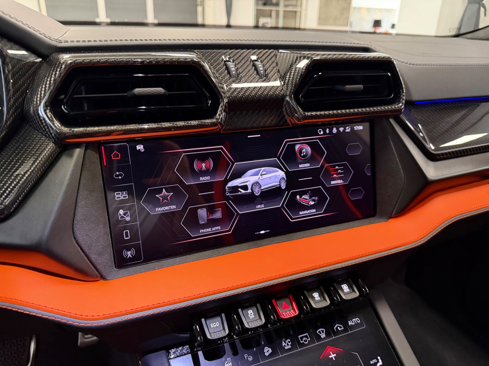 Fahrzeugabbildung Lamborghini URUS SE BIG-CARBONPACK B&O MASSAGE PR26 FULLOPT!