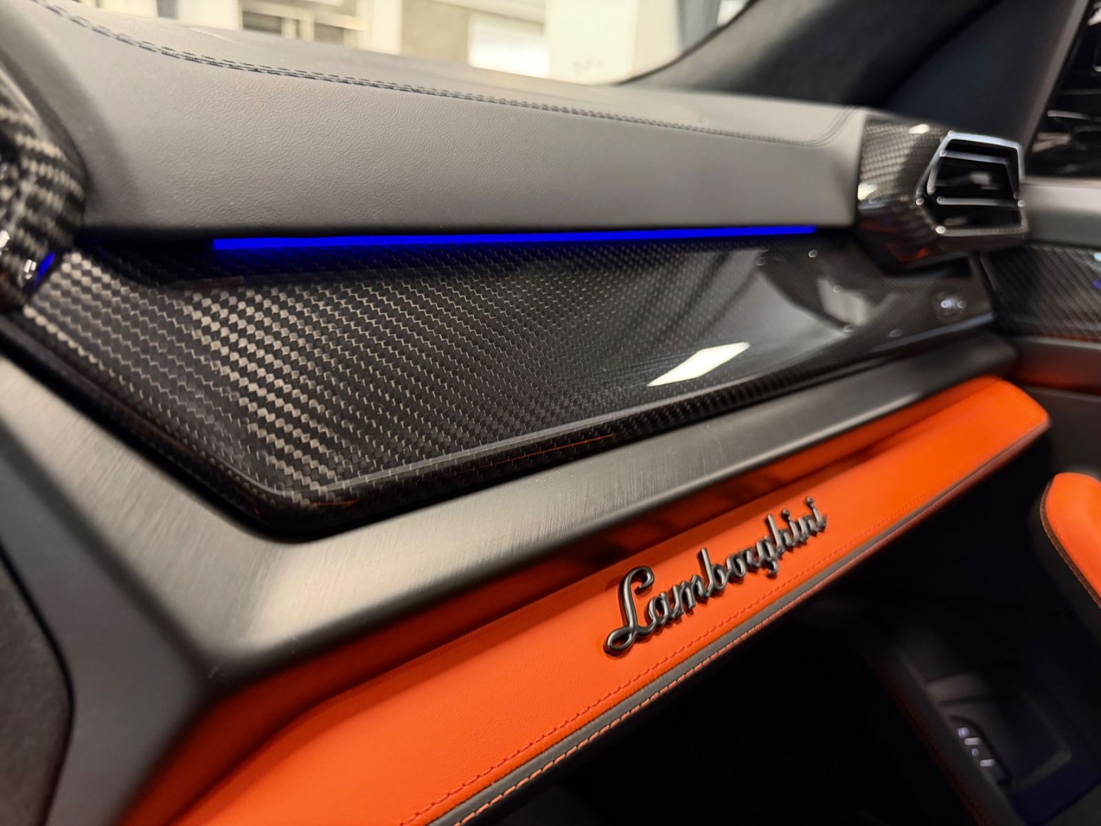 Fahrzeugabbildung Lamborghini URUS SE BIG-CARBONPACK B&O MASSAGE PR26 FULLOPT!