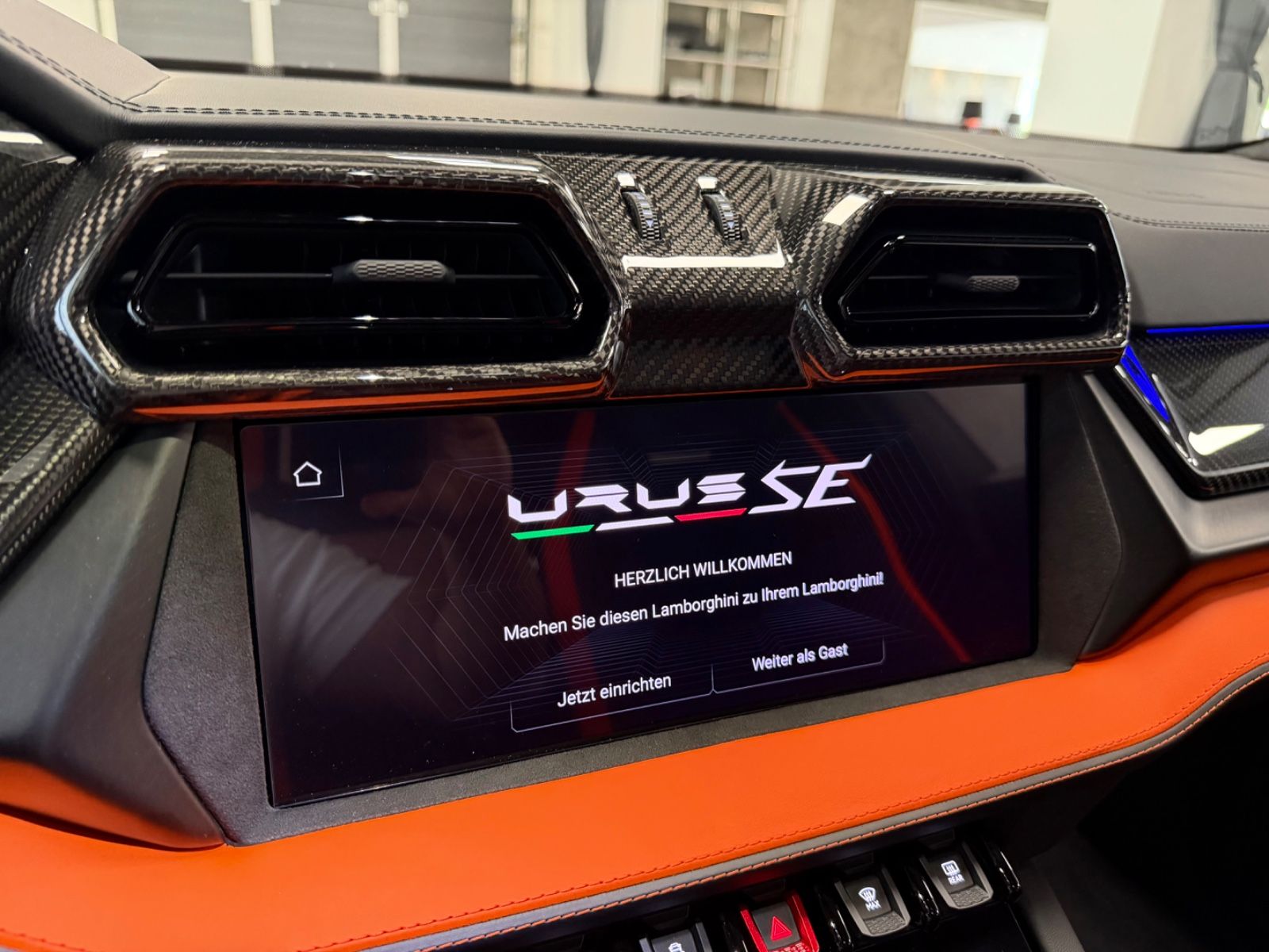 Fahrzeugabbildung Lamborghini URUS SE BIG-CARBONPACK B&O MASSAGE PR26 FULLOPT!