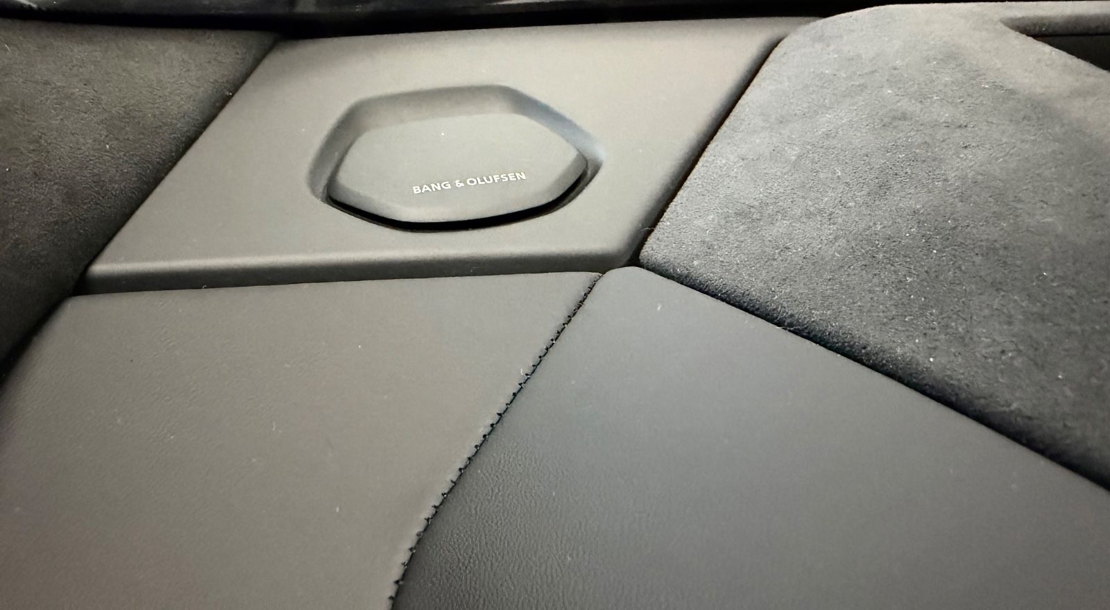 Fahrzeugabbildung Lamborghini URUS SE BIG-CARBONPACK B&O MASSAGE PR26 FULLOPT!