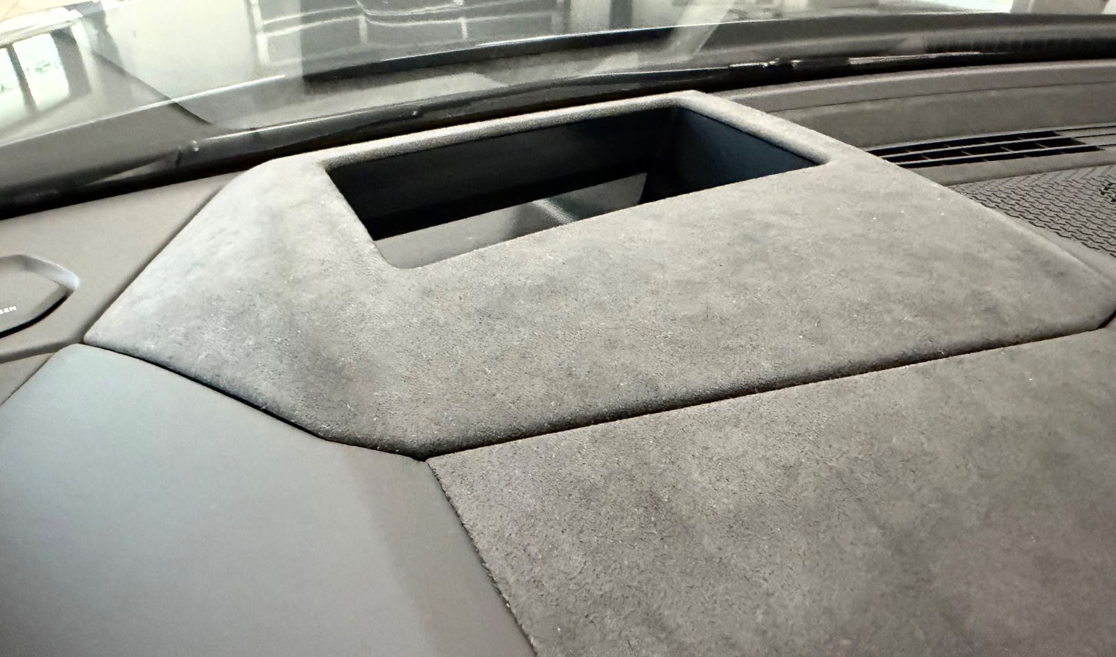 Fahrzeugabbildung Lamborghini URUS SE BIG-CARBONPACK B&O MASSAGE PR26 FULLOPT!