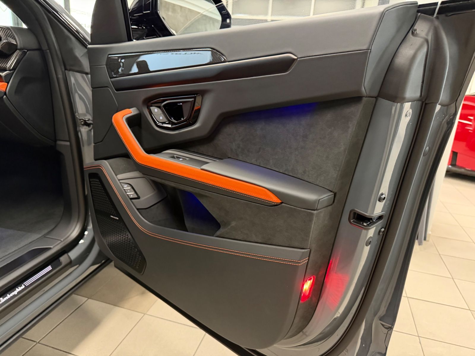 Fahrzeugabbildung Lamborghini URUS SE BIG-CARBONPACK B&O MASSAGE PR26 FULLOPT!