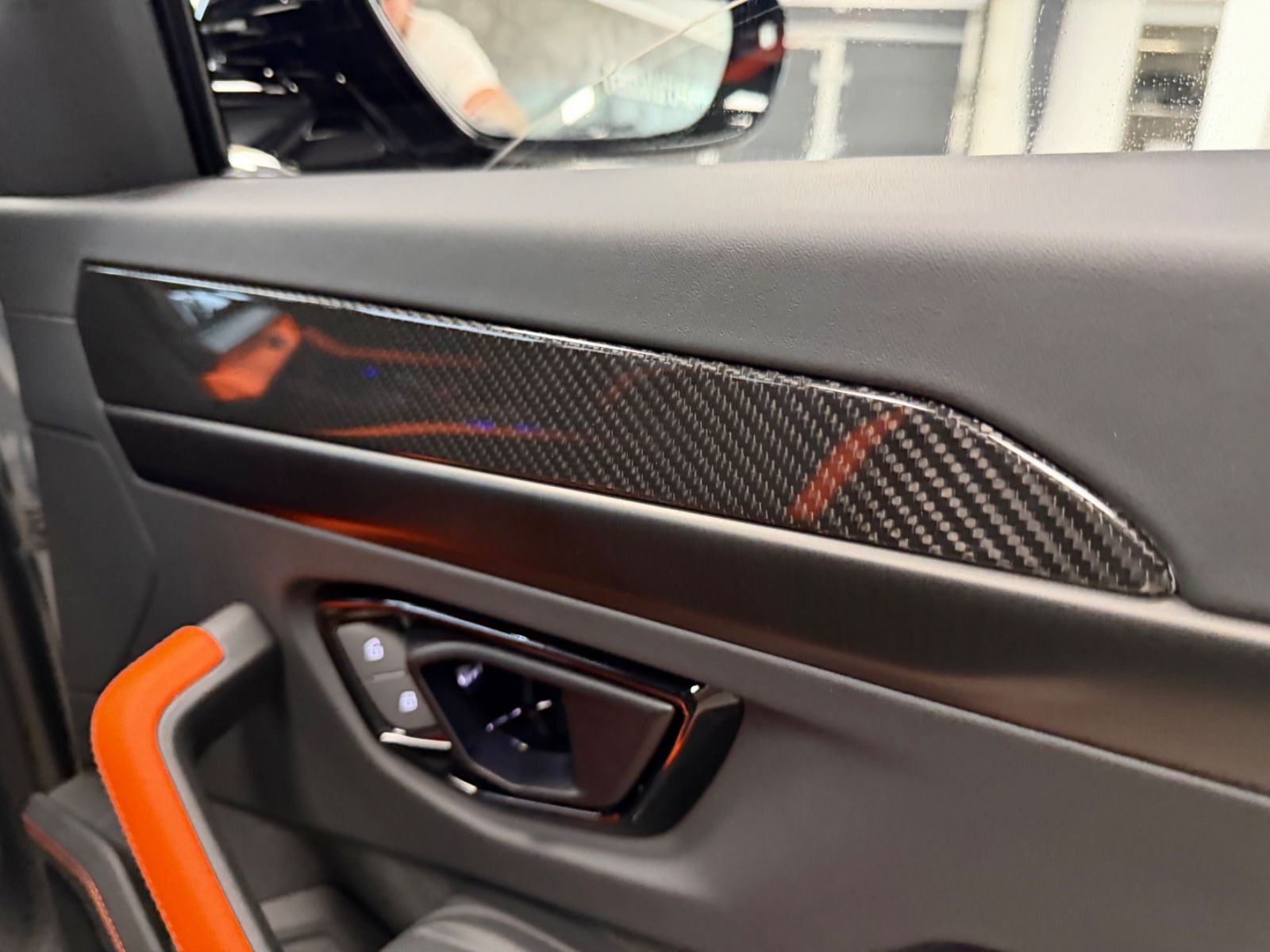 Fahrzeugabbildung Lamborghini URUS SE BIG-CARBONPACK B&O MASSAGE PR26 FULLOPT!