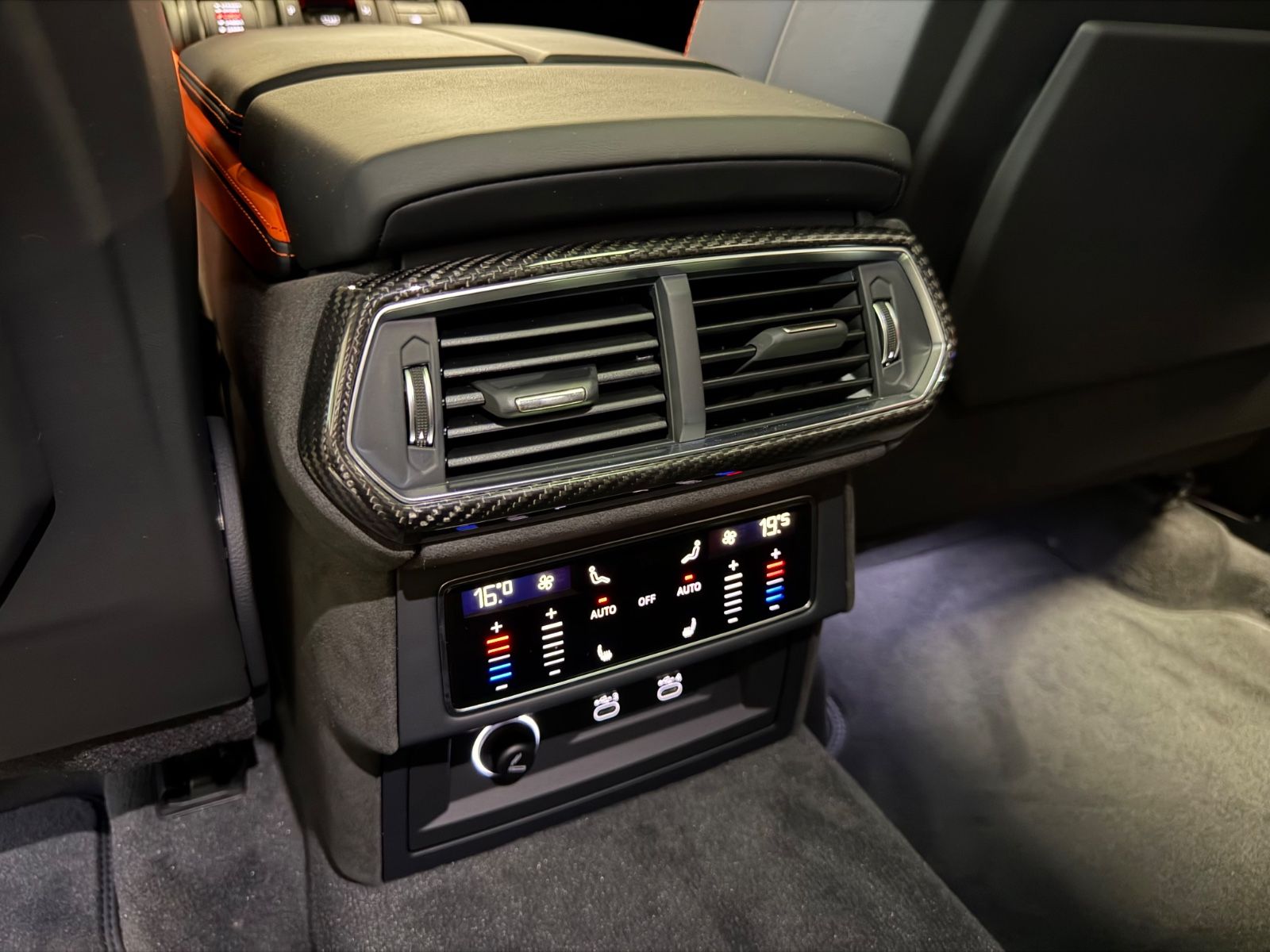 Fahrzeugabbildung Lamborghini URUS SE BIG-CARBONPACK B&O MASSAGE PR26 FULLOPT!