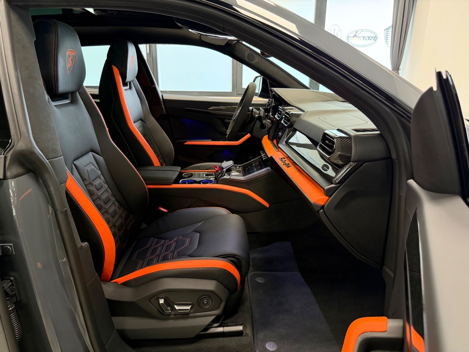 Fahrzeugabbildung Lamborghini URUS SE BIG-CARBONPACK B&O MASSAGE PR26 FULLOPT!