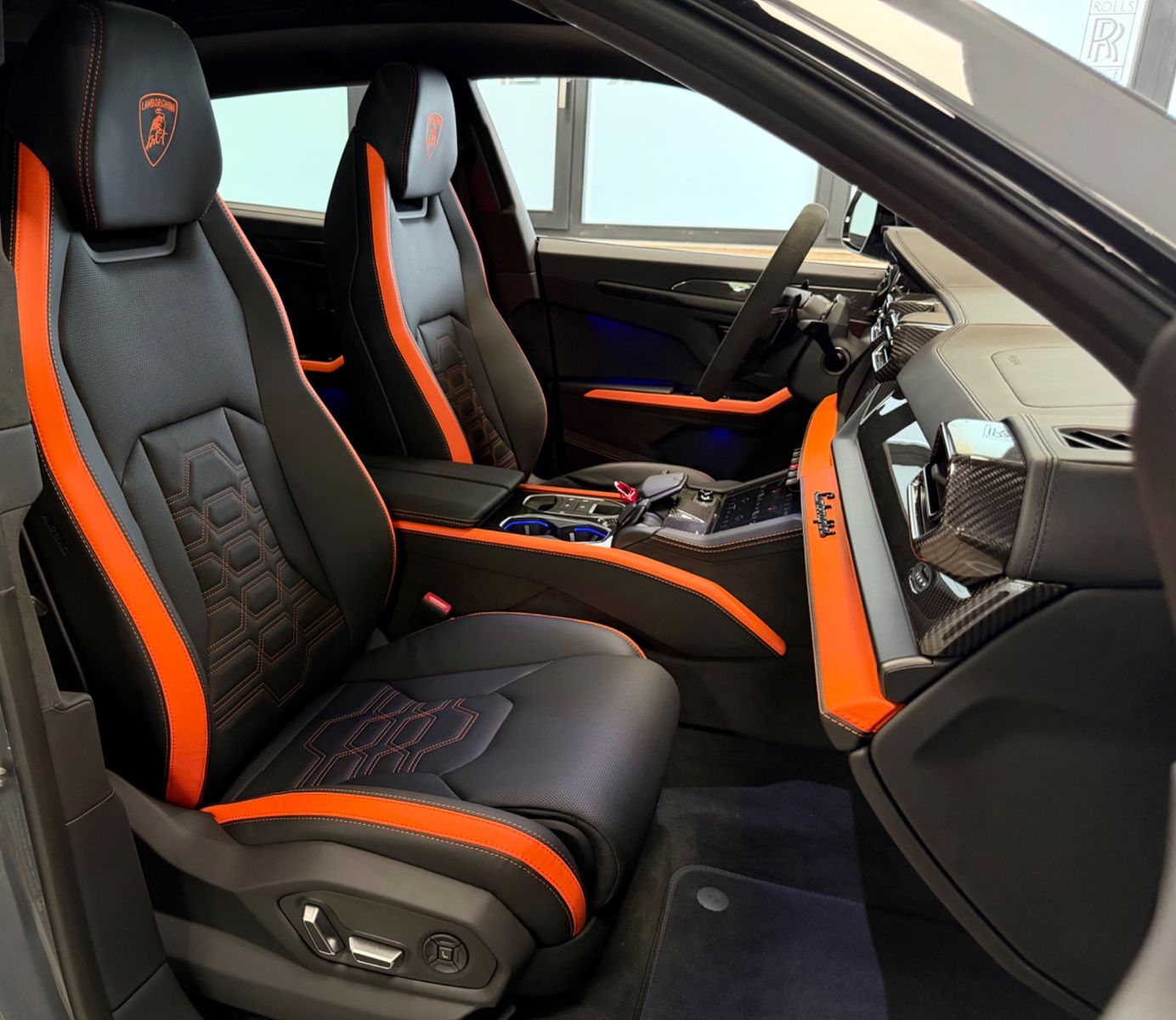 Fahrzeugabbildung Lamborghini URUS SE BIG-CARBONPACK B&O MASSAGE PR26 FULLOPT!