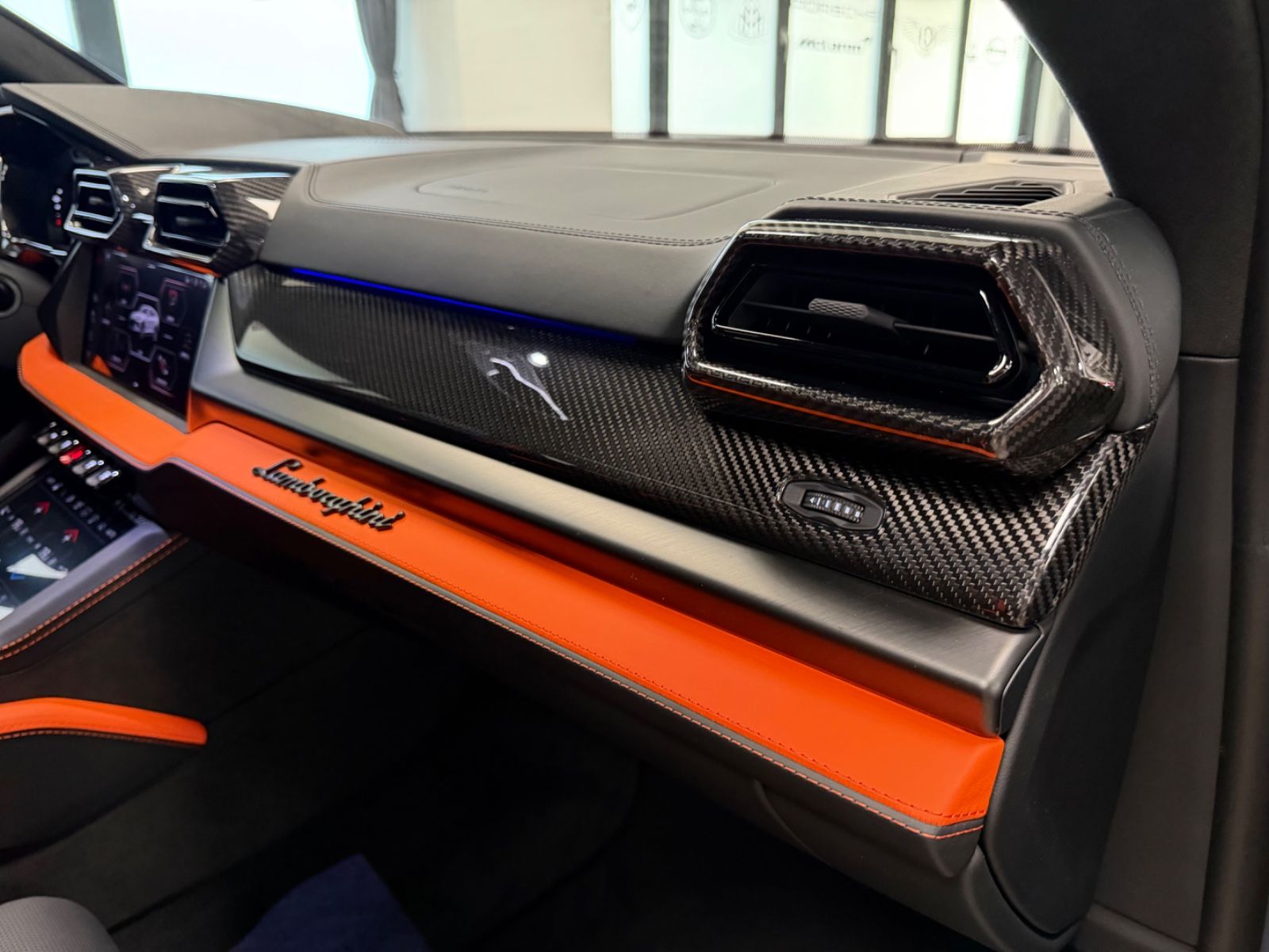 Fahrzeugabbildung Lamborghini URUS SE BIG-CARBONPACK B&O MASSAGE PR26 FULLOPT!