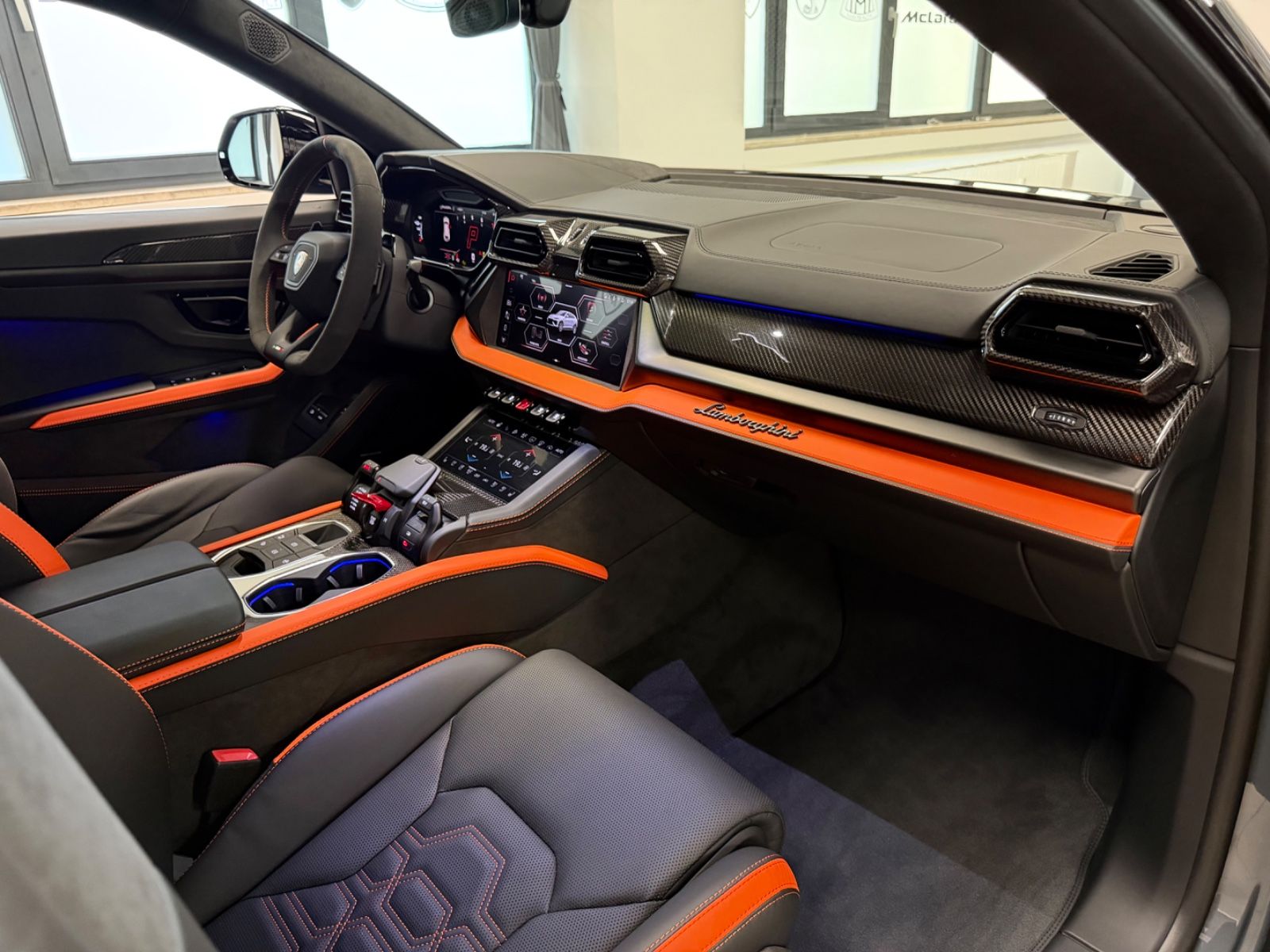 Fahrzeugabbildung Lamborghini URUS SE BIG-CARBONPACK B&O MASSAGE PR26 FULLOPT!