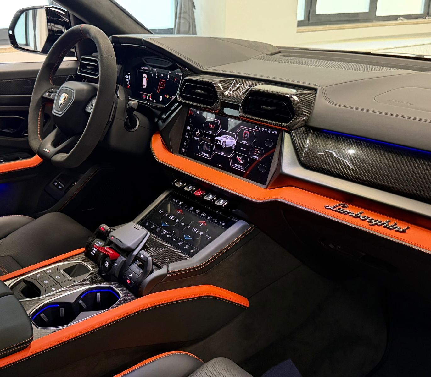 Fahrzeugabbildung Lamborghini URUS SE BIG-CARBONPACK B&O MASSAGE PR26 FULLOPT!
