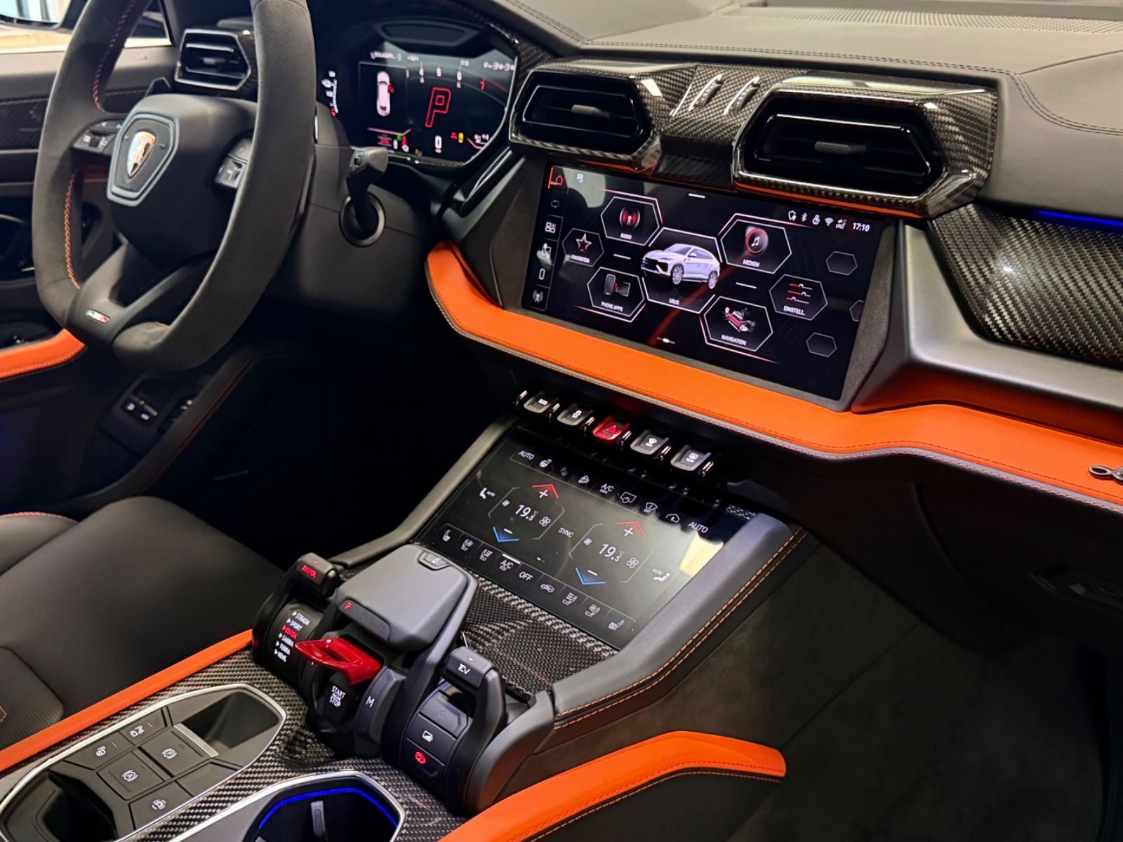 Fahrzeugabbildung Lamborghini URUS SE BIG-CARBONPACK B&O MASSAGE PR26 FULLOPT!
