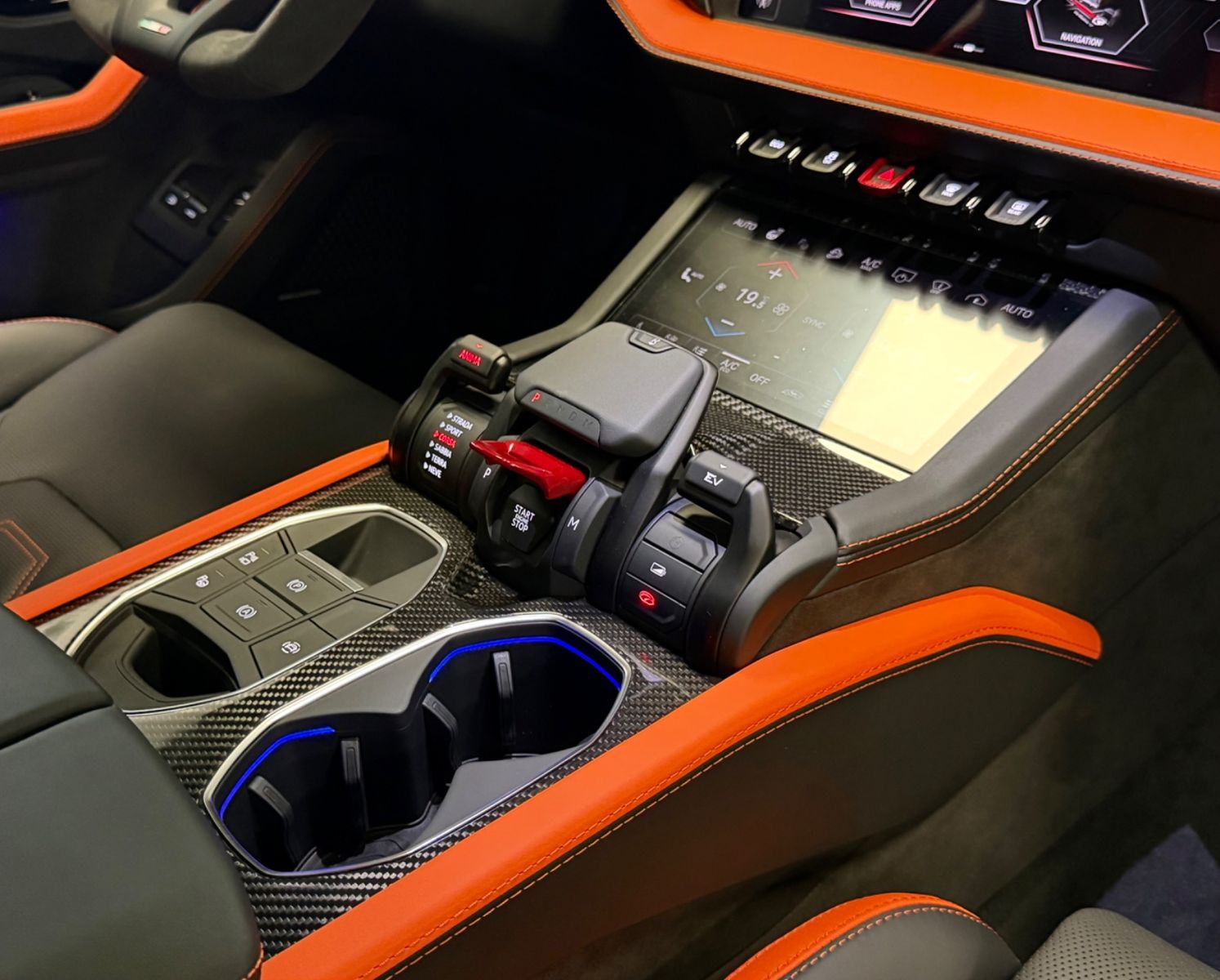 Fahrzeugabbildung Lamborghini URUS SE BIG-CARBONPACK B&O MASSAGE PR26 FULLOPT!