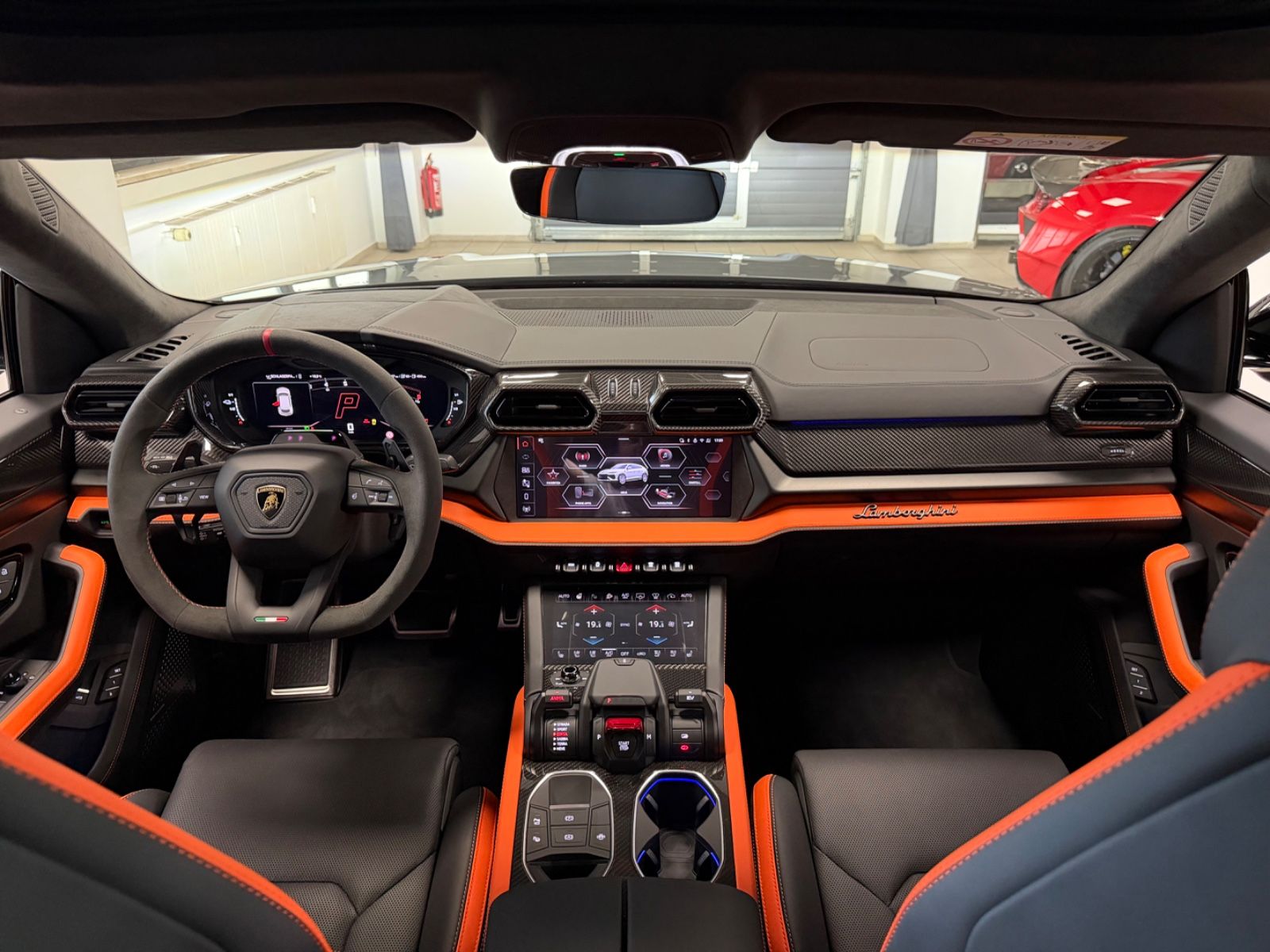 Fahrzeugabbildung Lamborghini URUS SE BIG-CARBONPACK B&O MASSAGE PR26 FULLOPT!