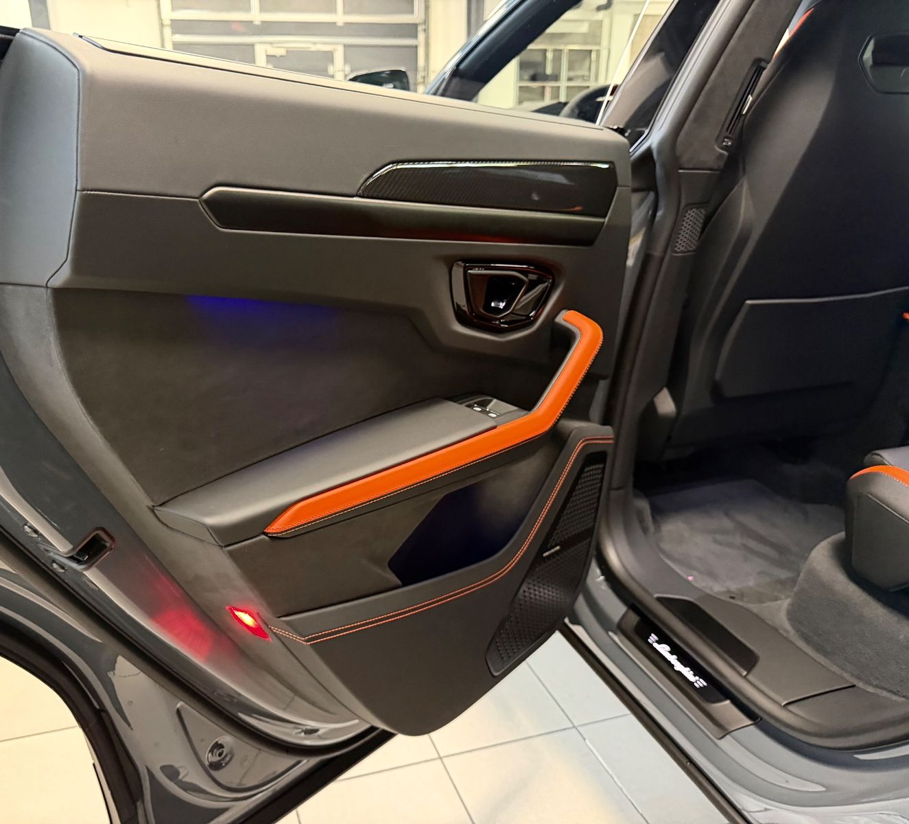 Fahrzeugabbildung Lamborghini URUS SE BIG-CARBONPACK B&O MASSAGE PR26 FULLOPT!