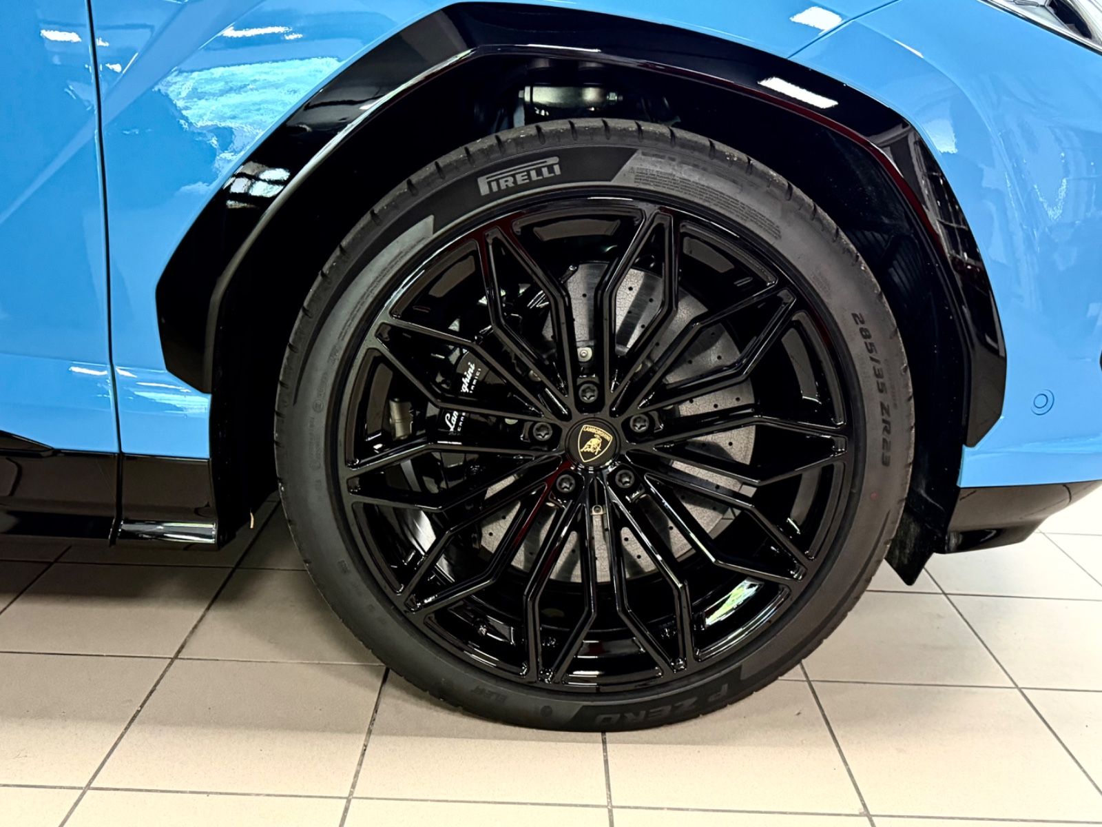 Fahrzeugabbildung Lamborghini URUS SE BIG-CARBONPACK B&O MASSAGE PR26 FULLOPT!