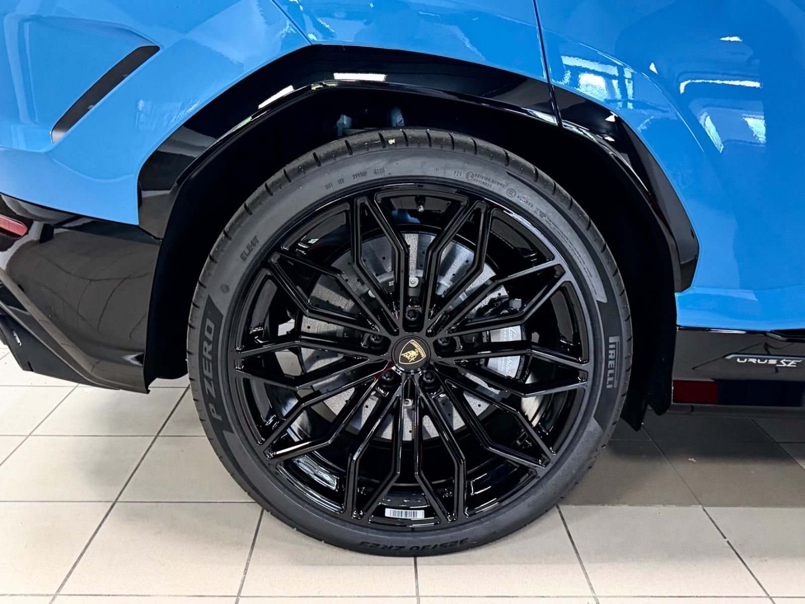 Fahrzeugabbildung Lamborghini URUS SE BIG-CARBONPACK B&O MASSAGE PR26 FULLOPT!