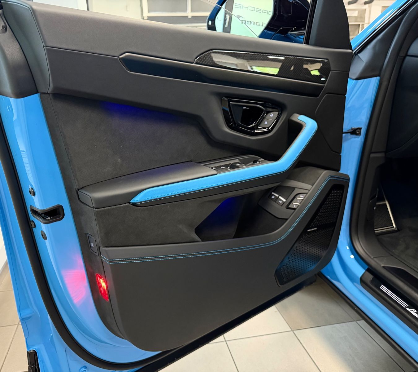 Fahrzeugabbildung Lamborghini URUS SE BIG-CARBONPACK B&O MASSAGE PR26 FULLOPT!
