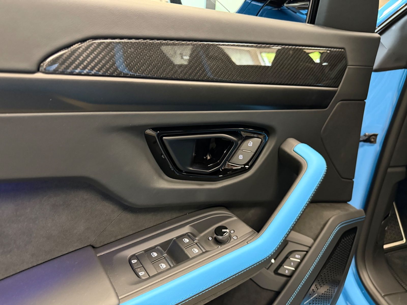 Fahrzeugabbildung Lamborghini URUS SE BIG-CARBONPACK B&O MASSAGE PR26 FULLOPT!