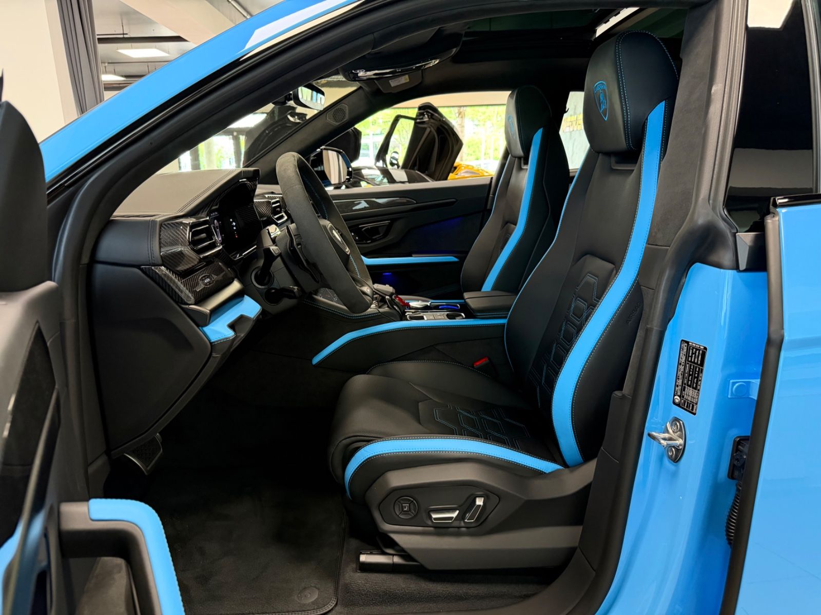 Fahrzeugabbildung Lamborghini URUS SE BIG-CARBONPACK B&O MASSAGE PR26 FULLOPT!