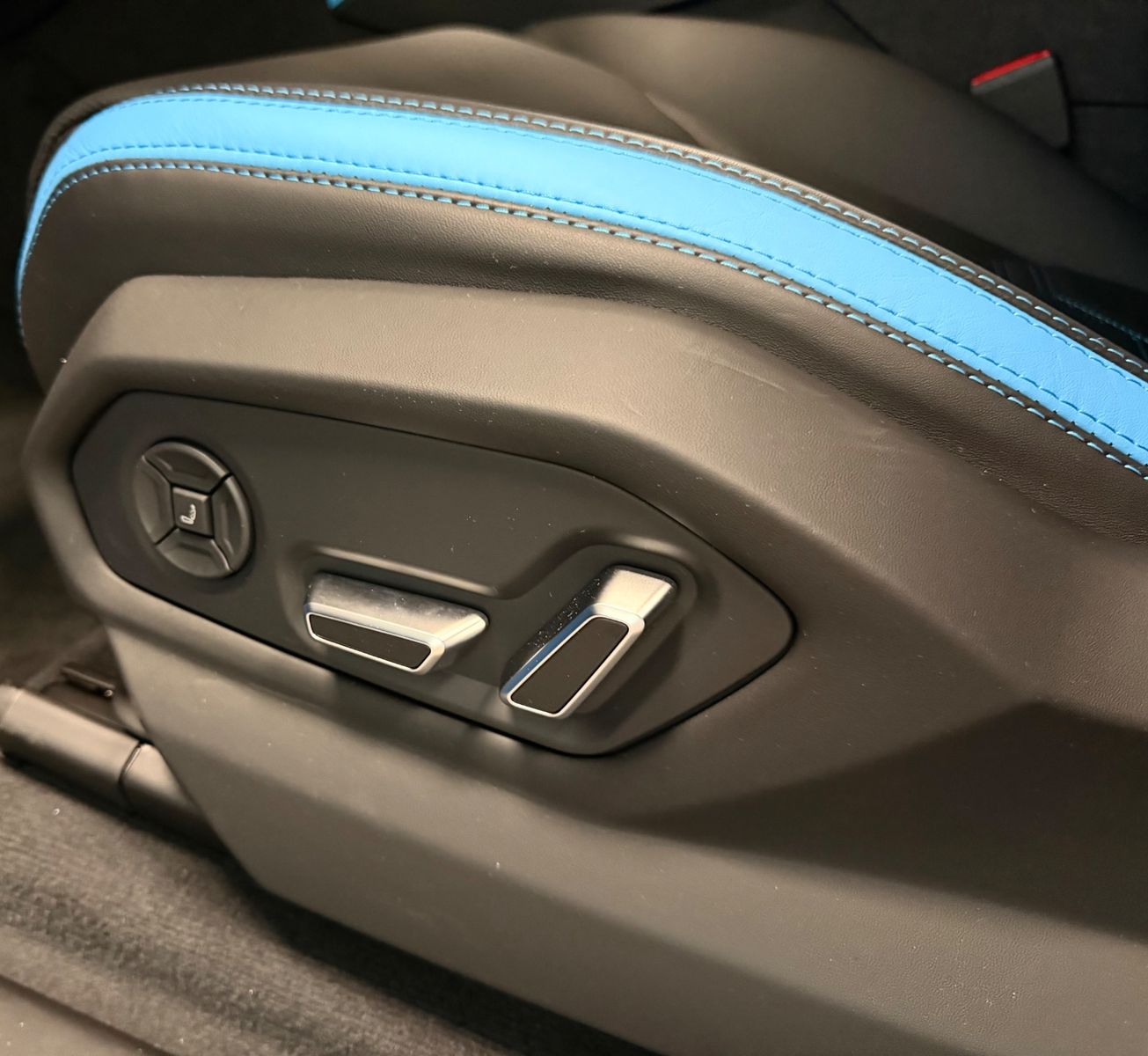 Fahrzeugabbildung Lamborghini URUS SE BIG-CARBONPACK B&O MASSAGE PR26 FULLOPT!