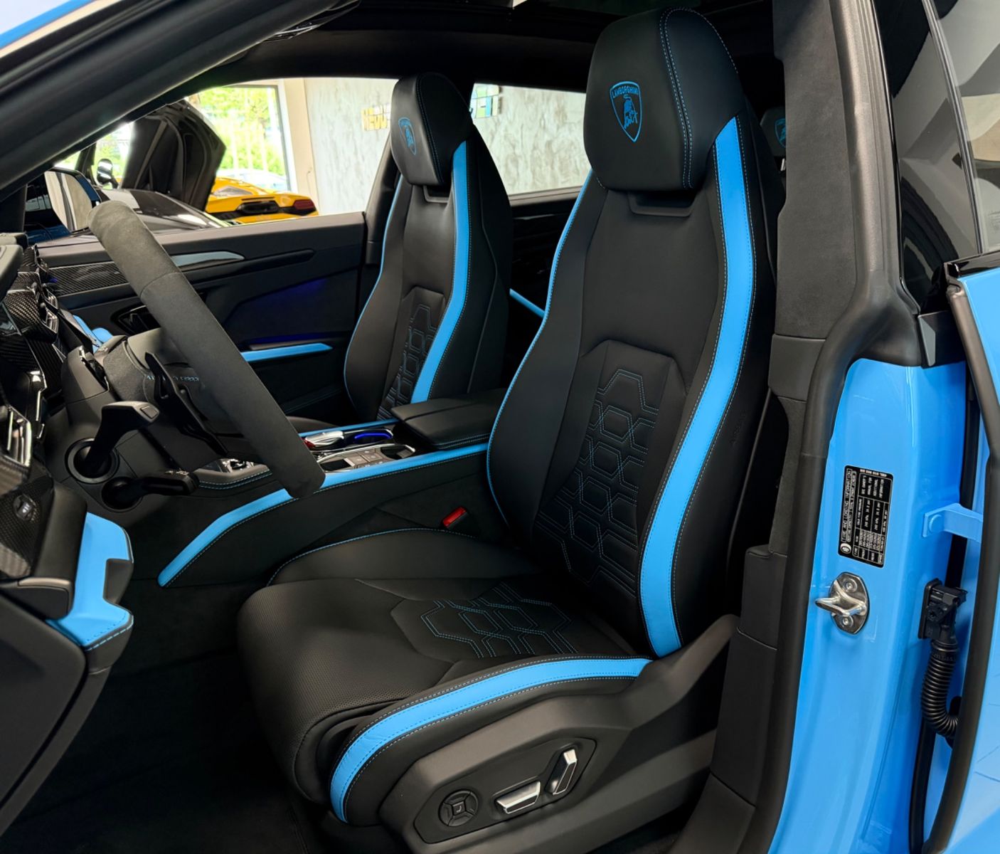 Fahrzeugabbildung Lamborghini URUS SE BIG-CARBONPACK B&O MASSAGE PR26 FULLOPT!