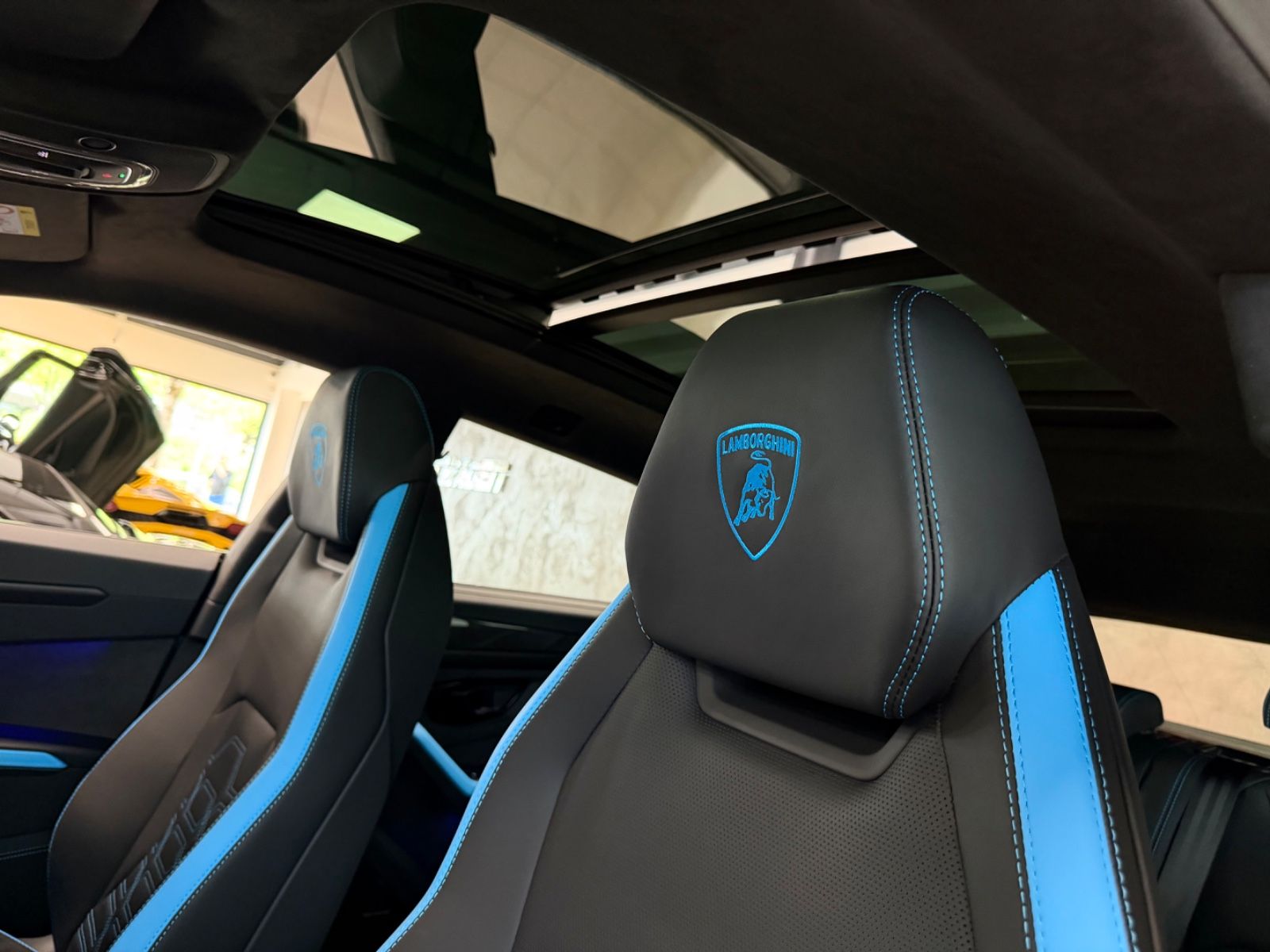Fahrzeugabbildung Lamborghini URUS SE BIG-CARBONPACK B&O MASSAGE PR26 FULLOPT!