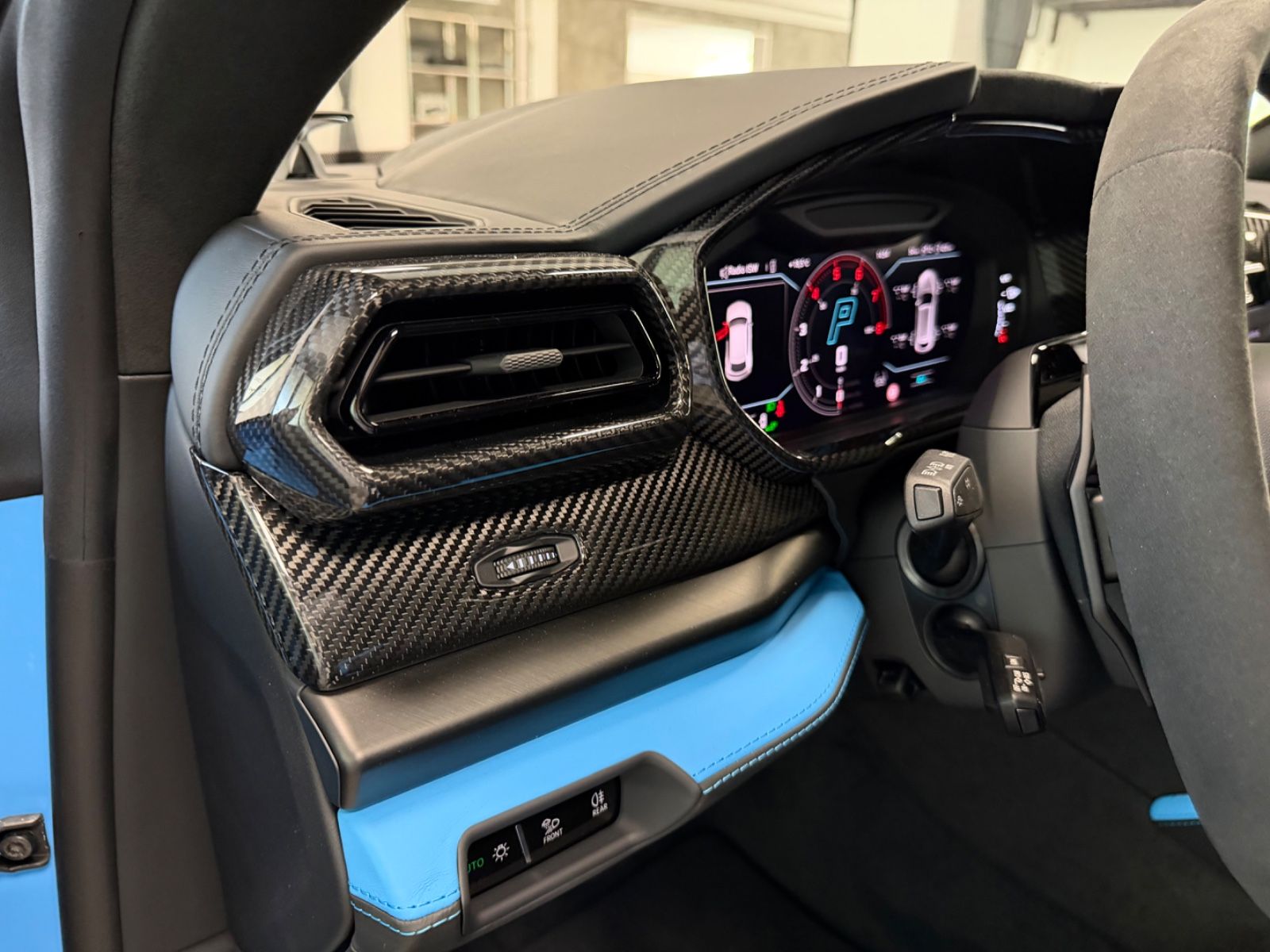 Fahrzeugabbildung Lamborghini URUS SE BIG-CARBONPACK B&O MASSAGE PR26 FULLOPT!