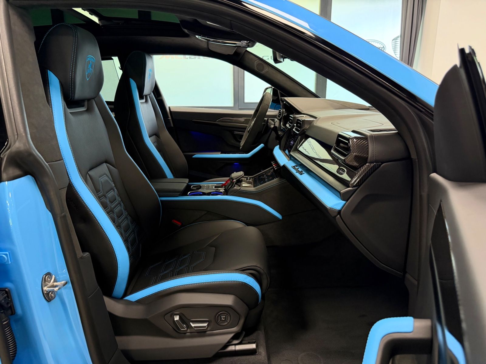 Fahrzeugabbildung Lamborghini URUS SE BIG-CARBONPACK B&O MASSAGE PR26 FULLOPT!