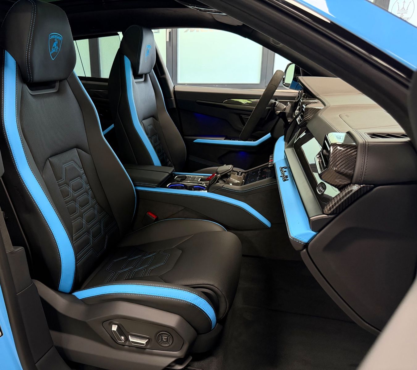 Fahrzeugabbildung Lamborghini URUS SE BIG-CARBONPACK B&O MASSAGE PR26 FULLOPT!