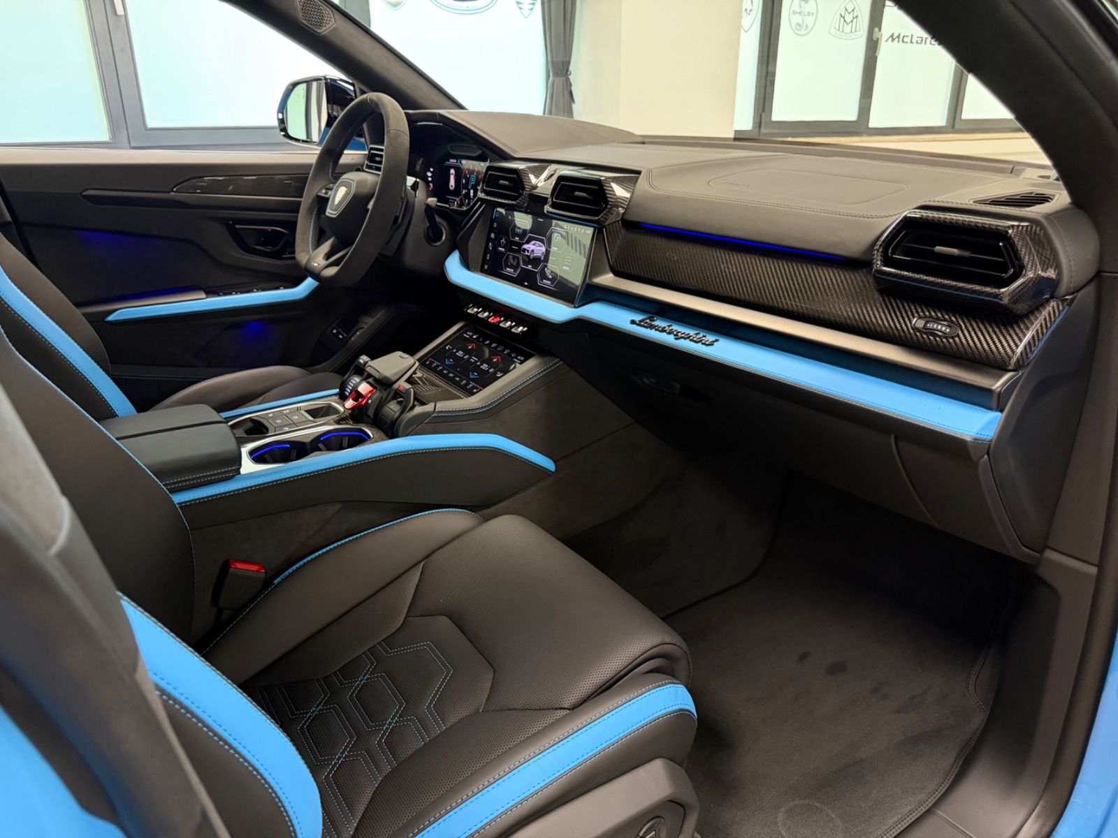 Fahrzeugabbildung Lamborghini URUS SE BIG-CARBONPACK B&O MASSAGE PR26 FULLOPT!