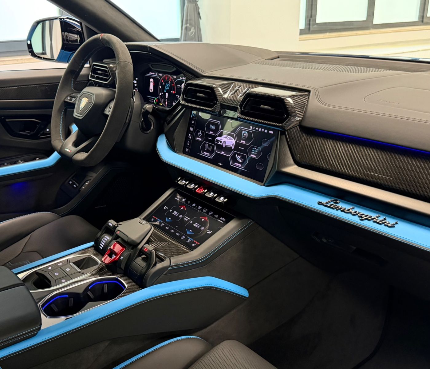 Fahrzeugabbildung Lamborghini URUS SE BIG-CARBONPACK B&O MASSAGE PR26 FULLOPT!