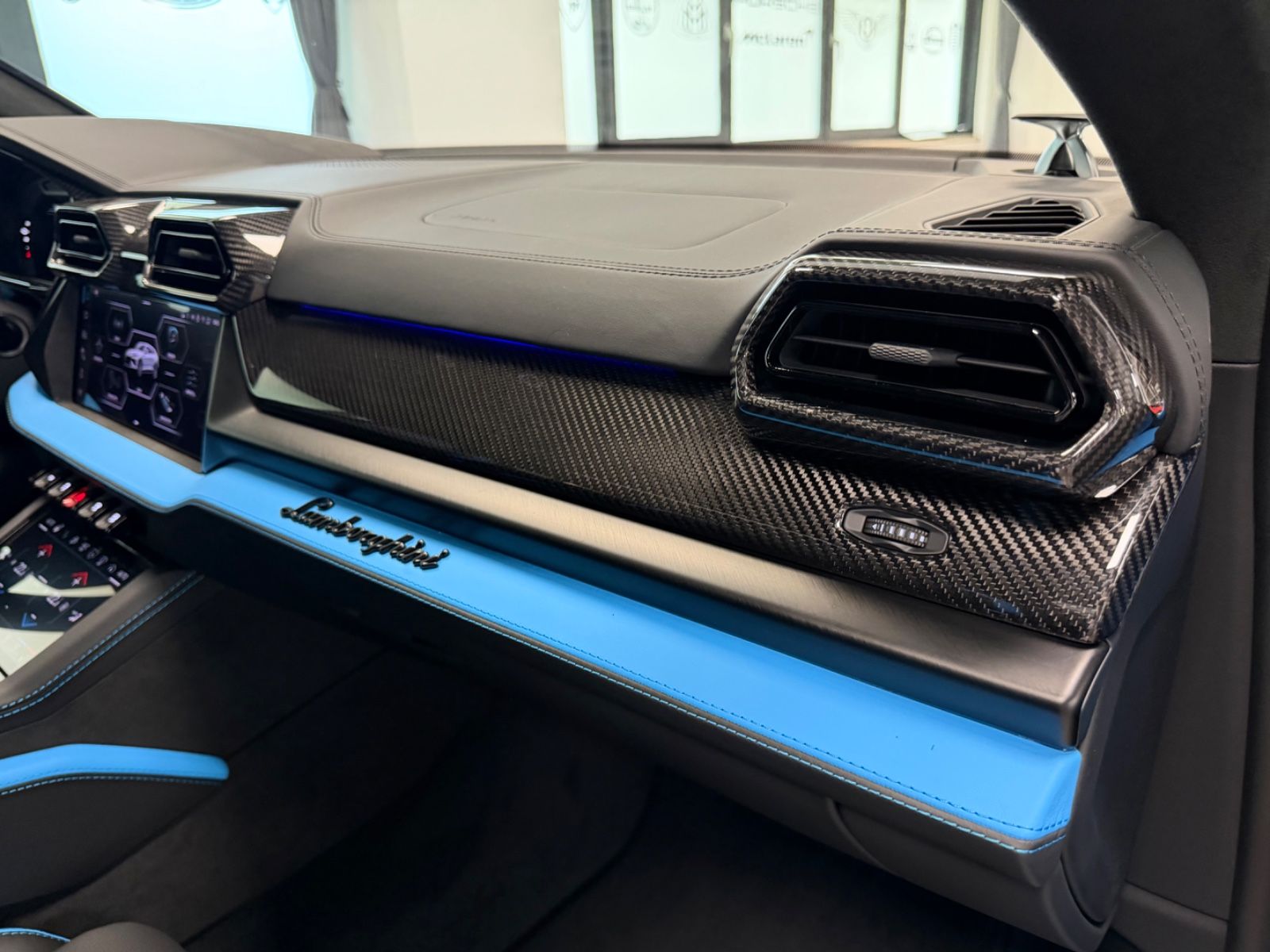 Fahrzeugabbildung Lamborghini URUS SE BIG-CARBONPACK B&O MASSAGE PR26 FULLOPT!
