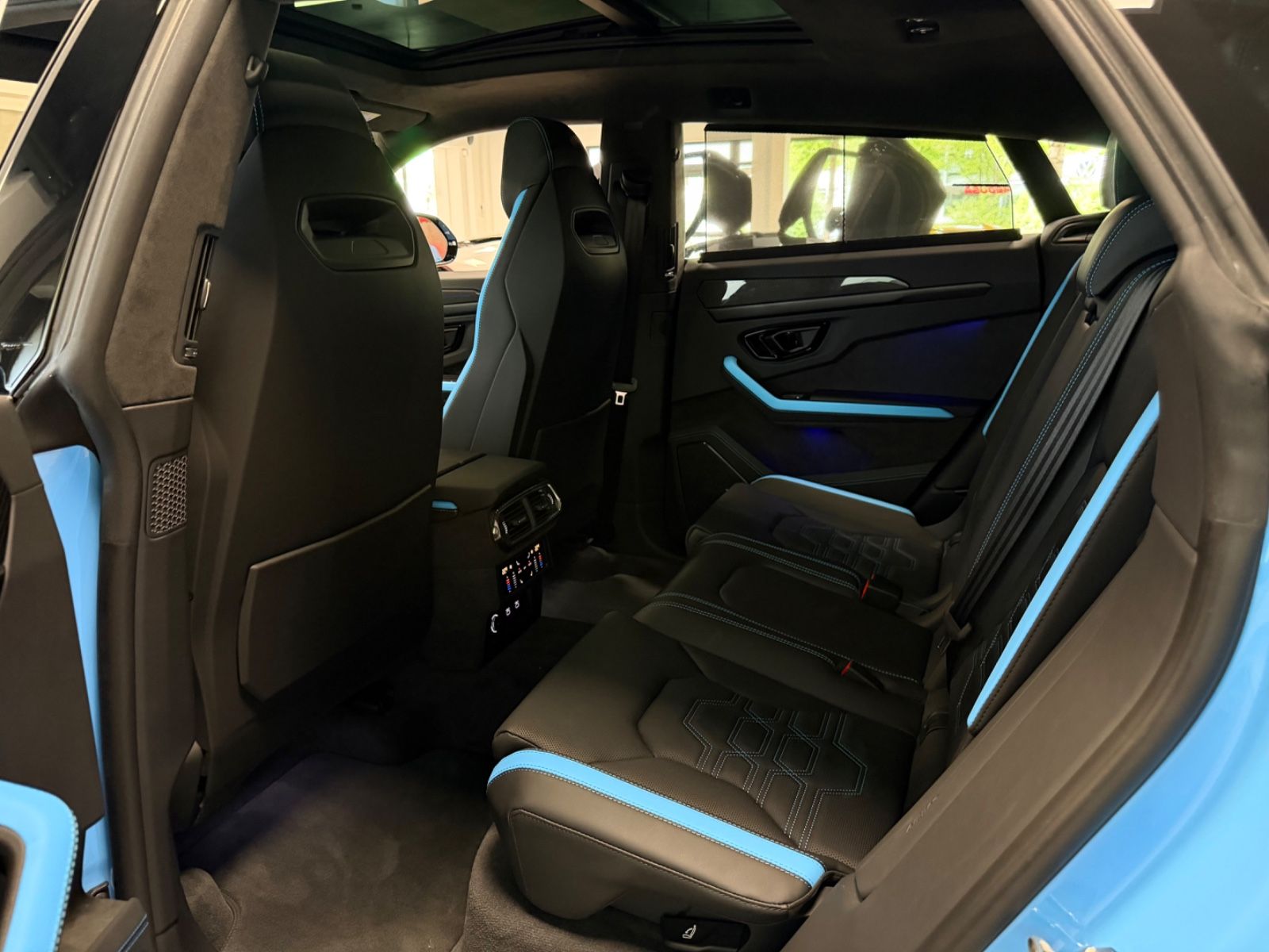 Fahrzeugabbildung Lamborghini URUS SE BIG-CARBONPACK B&O MASSAGE PR26 FULLOPT!