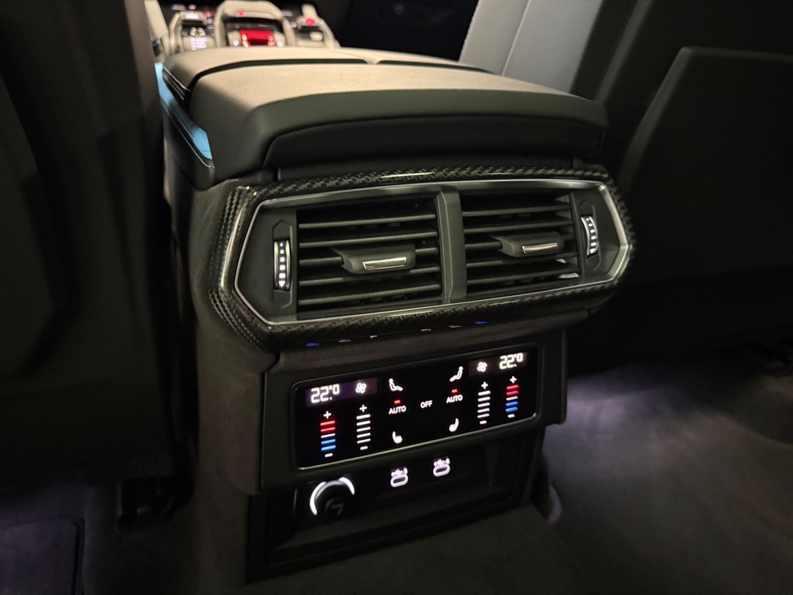 Fahrzeugabbildung Lamborghini URUS SE BIG-CARBONPACK B&O MASSAGE PR26 FULLOPT!