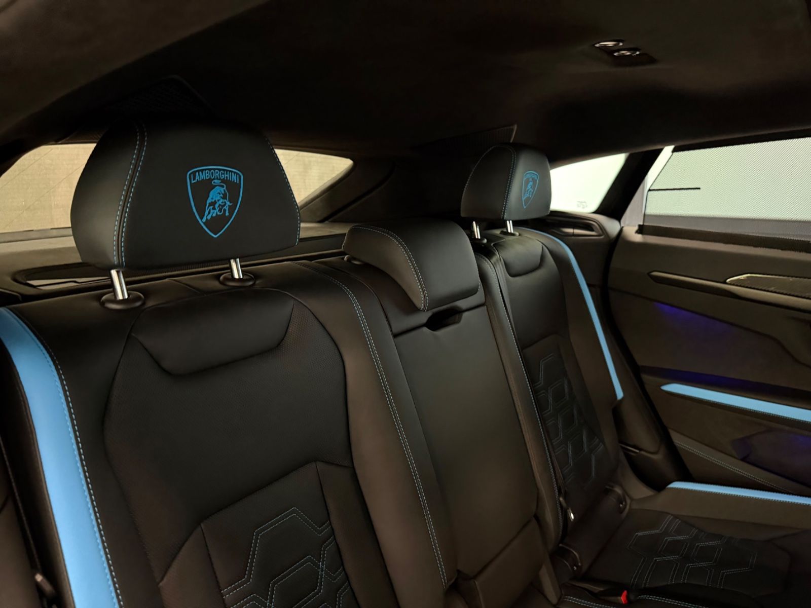 Fahrzeugabbildung Lamborghini URUS SE BIG-CARBONPACK B&O MASSAGE PR26 FULLOPT!