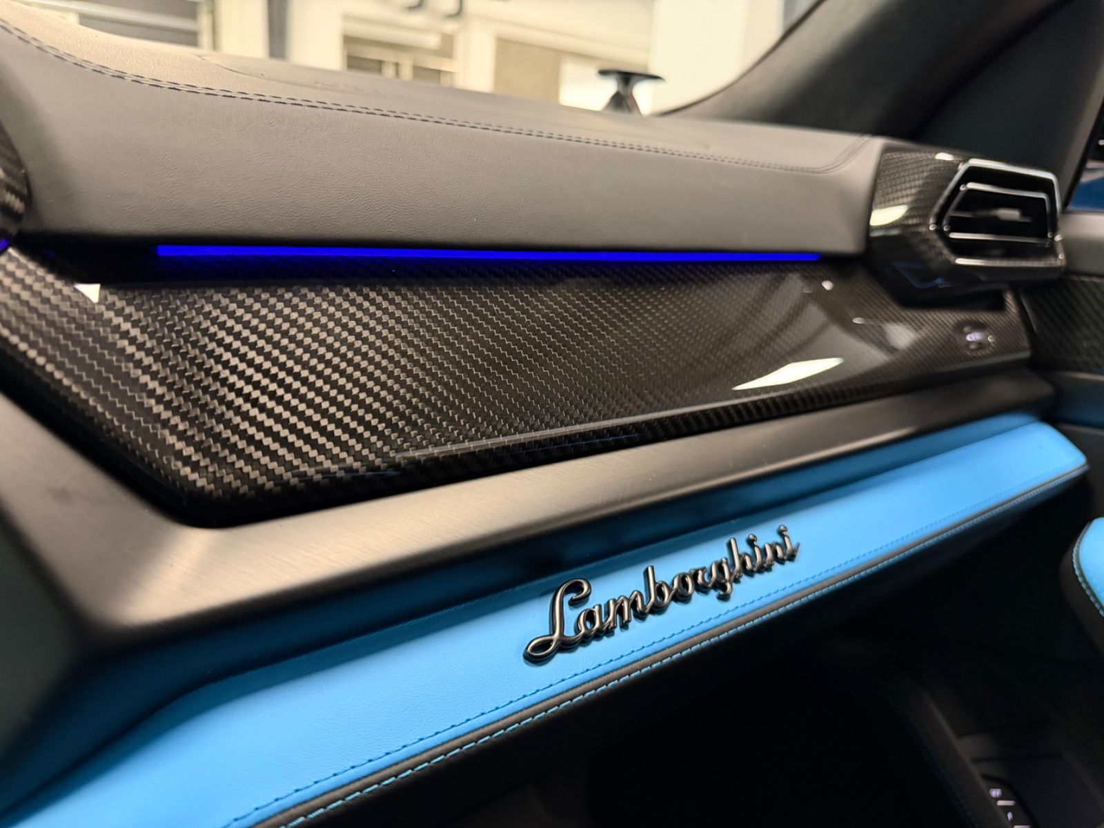 Fahrzeugabbildung Lamborghini URUS SE BIG-CARBONPACK B&O MASSAGE PR26 FULLOPT!