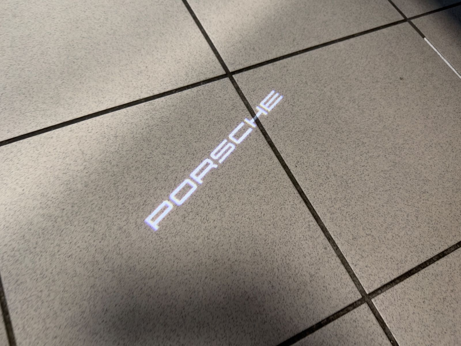 Fahrzeugabbildung Porsche CAYENNE COUPE TURBO E-HYBRID CERAMIC CARBON FULL