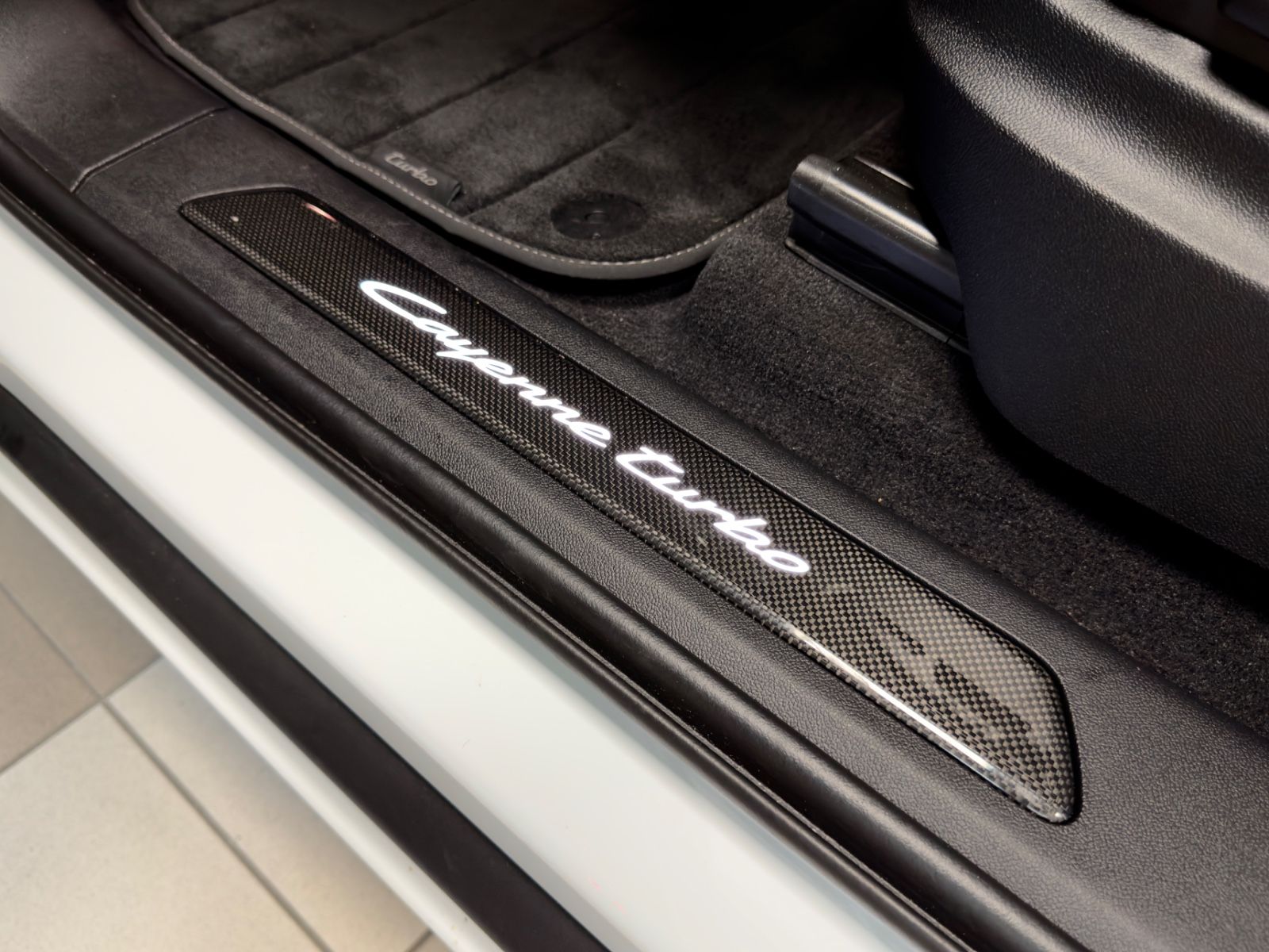 Fahrzeugabbildung Porsche CAYENNE COUPE TURBO E-HYBRID CERAMIC CARBON FULL