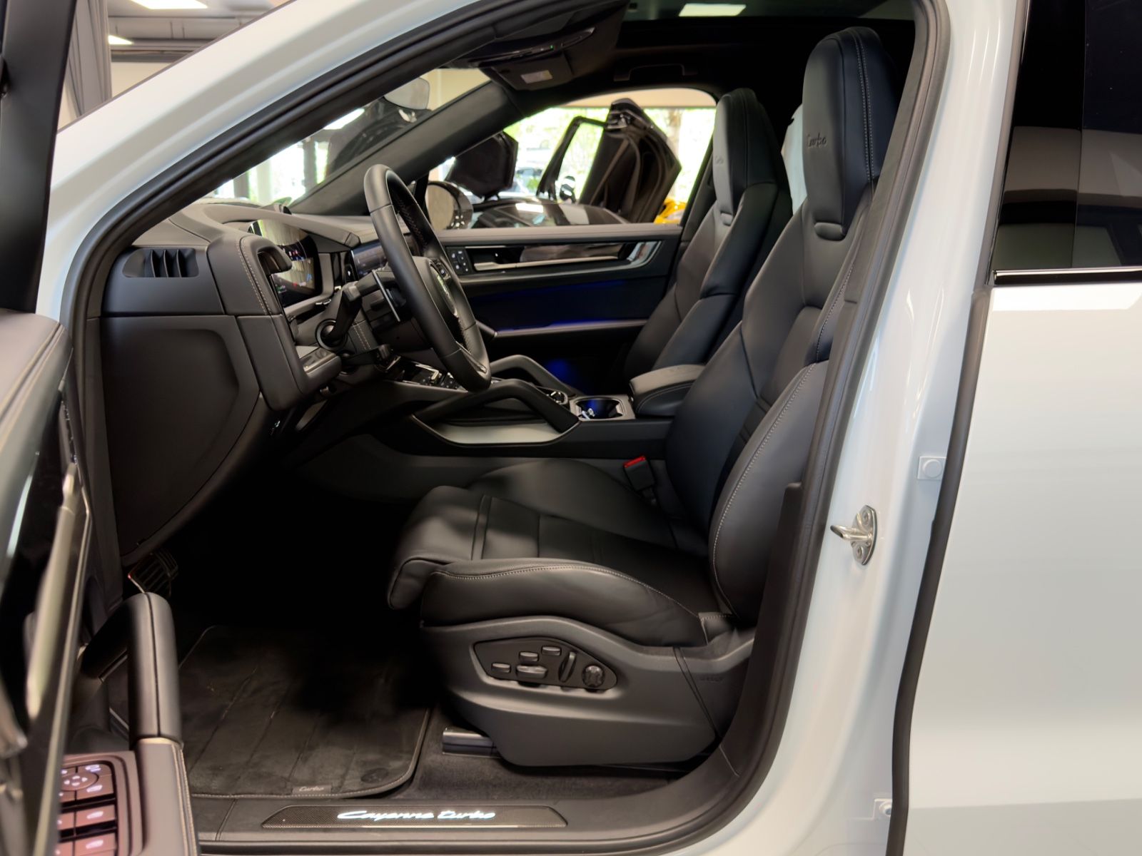 Fahrzeugabbildung Porsche CAYENNE COUPE TURBO E-HYBRID CERAMIC CARBON FULL