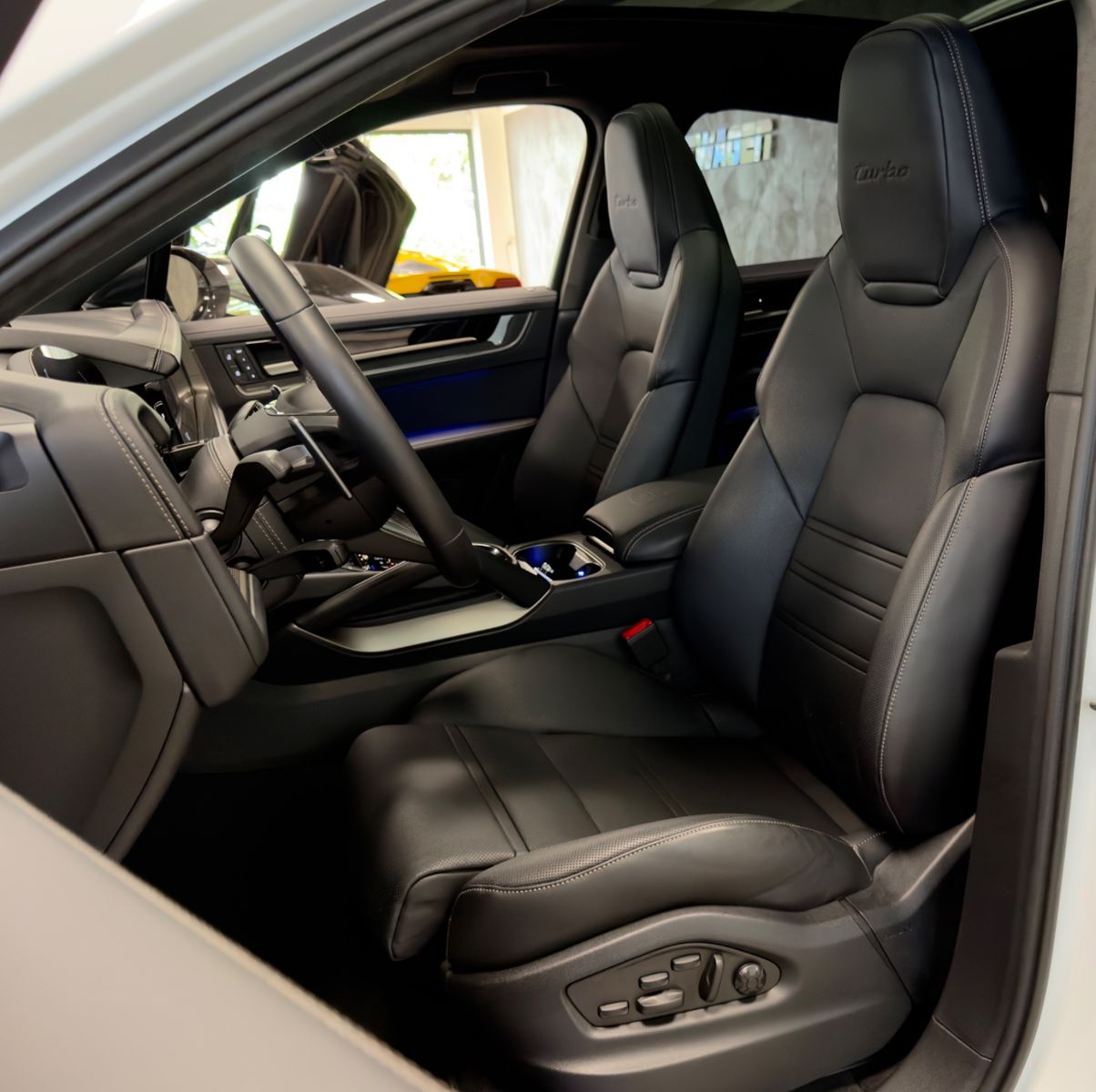 Fahrzeugabbildung Porsche CAYENNE COUPE TURBO E-HYBRID CERAMIC CARBON FULL