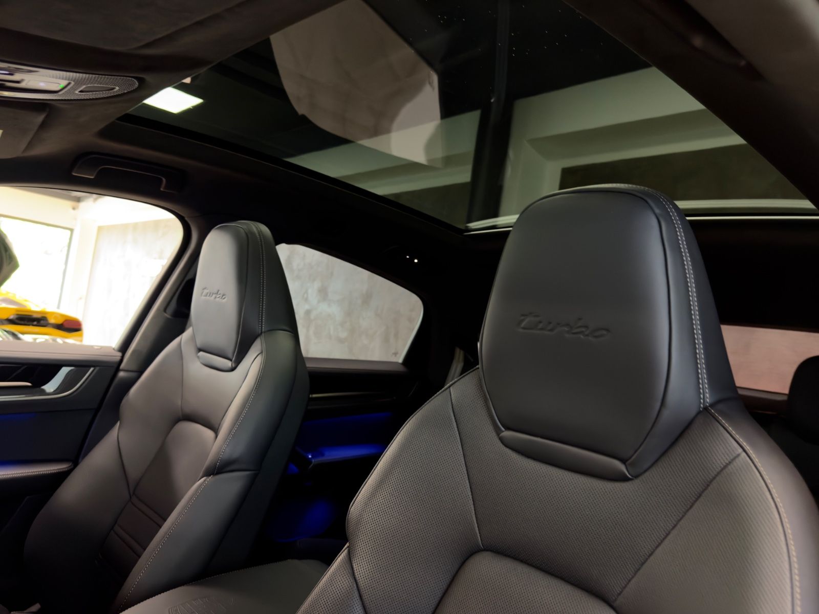 Fahrzeugabbildung Porsche CAYENNE COUPE TURBO E-HYBRID CERAMIC CARBON FULL