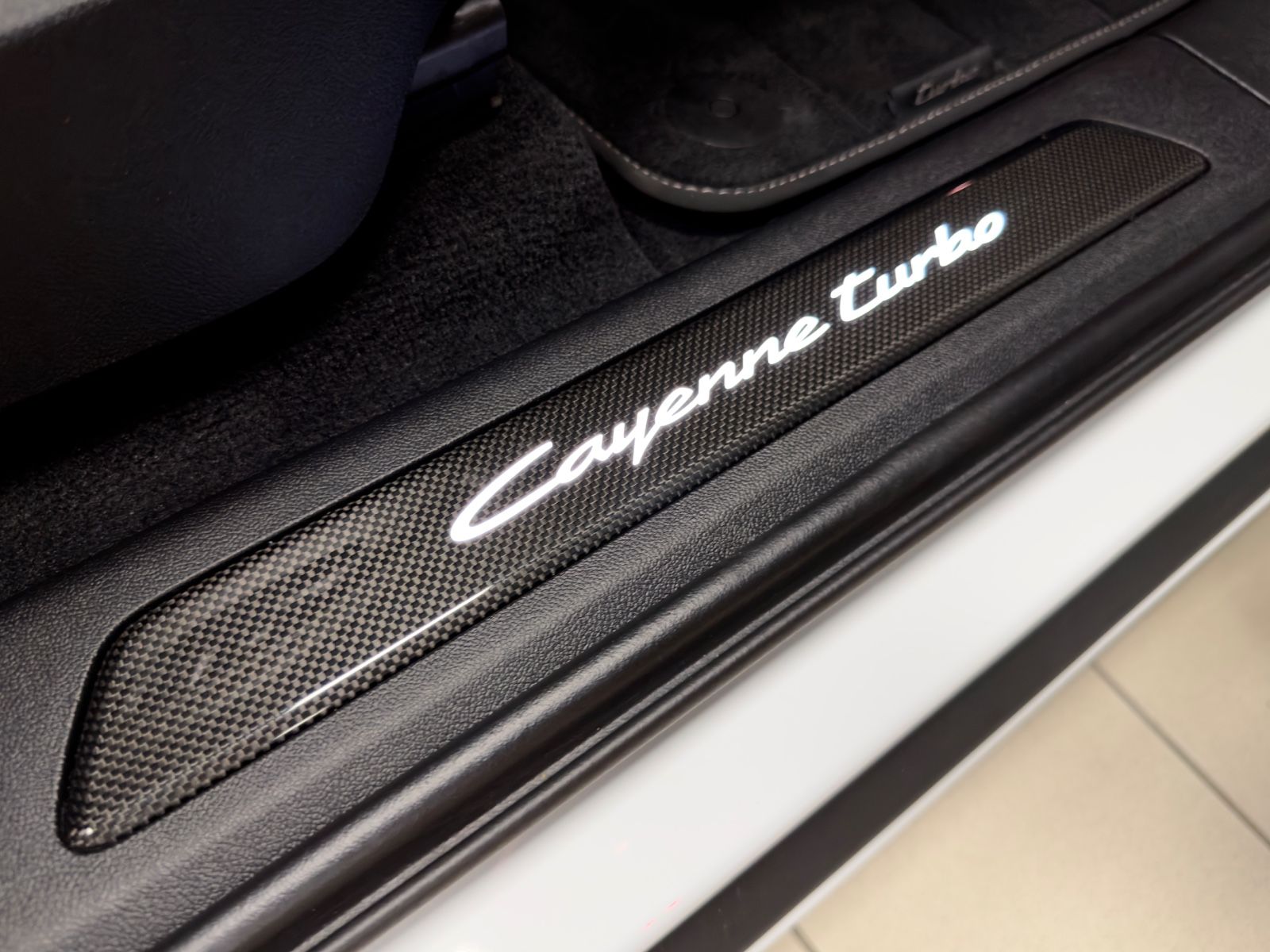 Fahrzeugabbildung Porsche CAYENNE COUPE TURBO E-HYBRID CERAMIC CARBON FULL