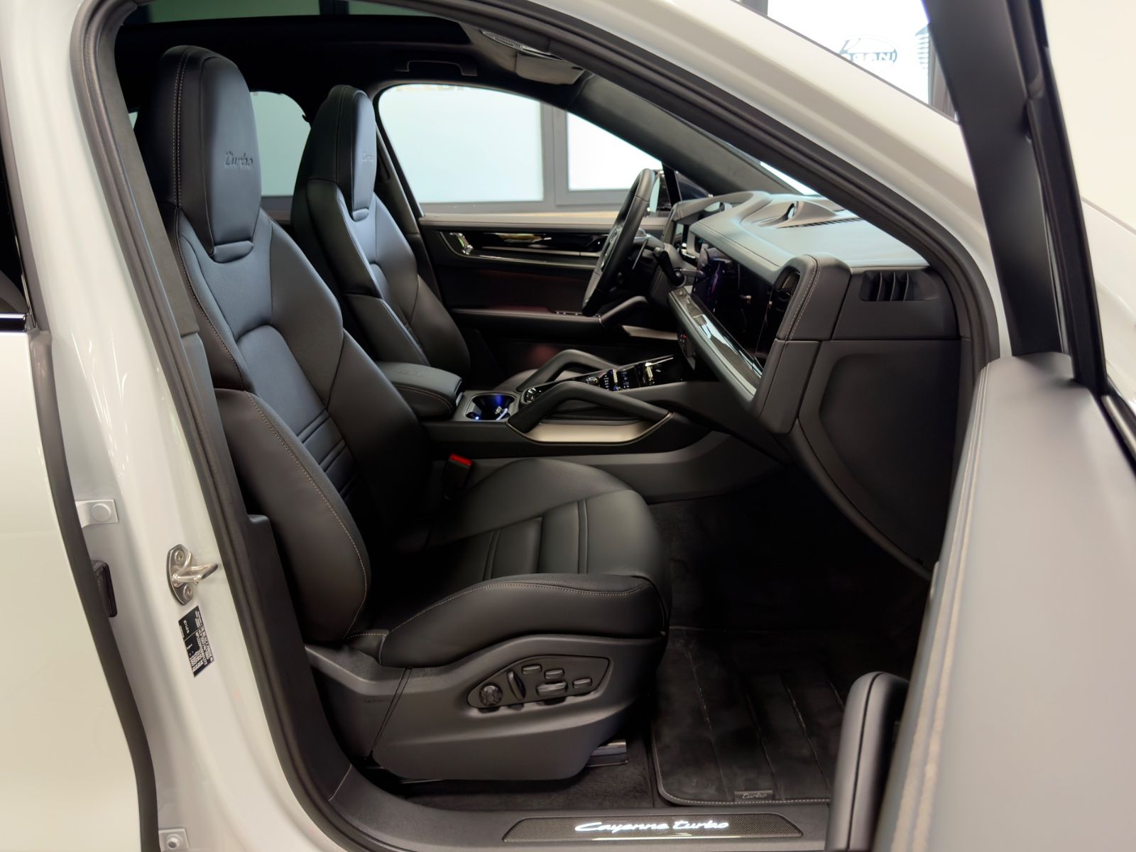 Fahrzeugabbildung Porsche CAYENNE COUPE TURBO E-HYBRID CERAMIC CARBON FULL