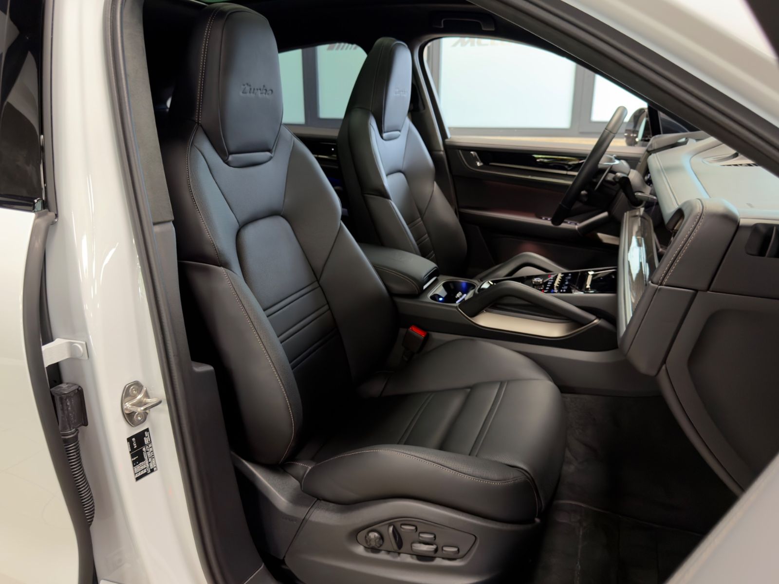 Fahrzeugabbildung Porsche CAYENNE COUPE TURBO E-HYBRID CERAMIC CARBON FULL