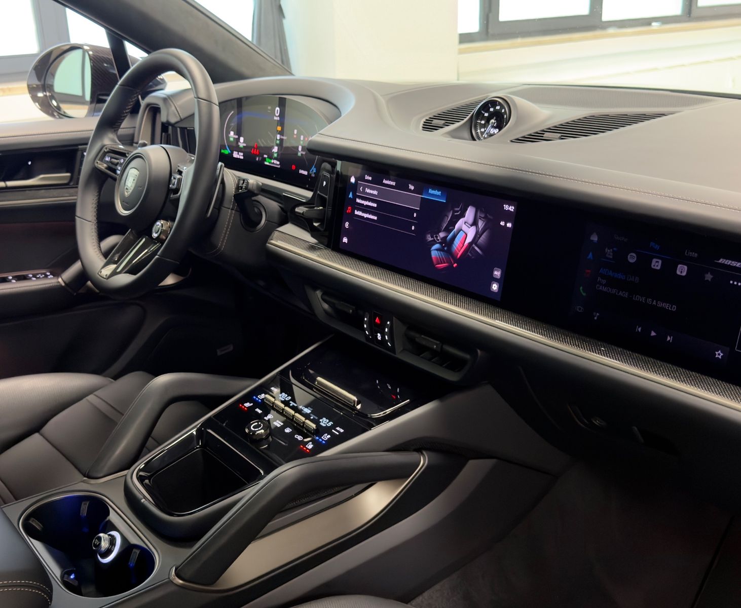 Fahrzeugabbildung Porsche CAYENNE COUPE TURBO E-HYBRID CERAMIC CARBON FULL