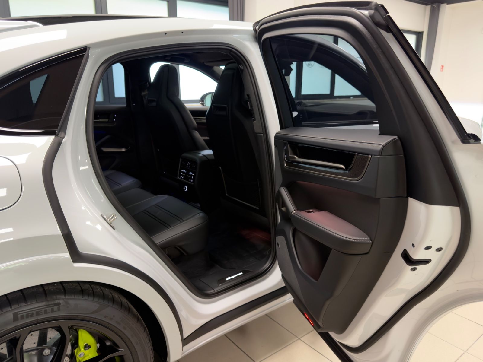 Fahrzeugabbildung Porsche CAYENNE COUPE TURBO E-HYBRID CERAMIC CARBON FULL